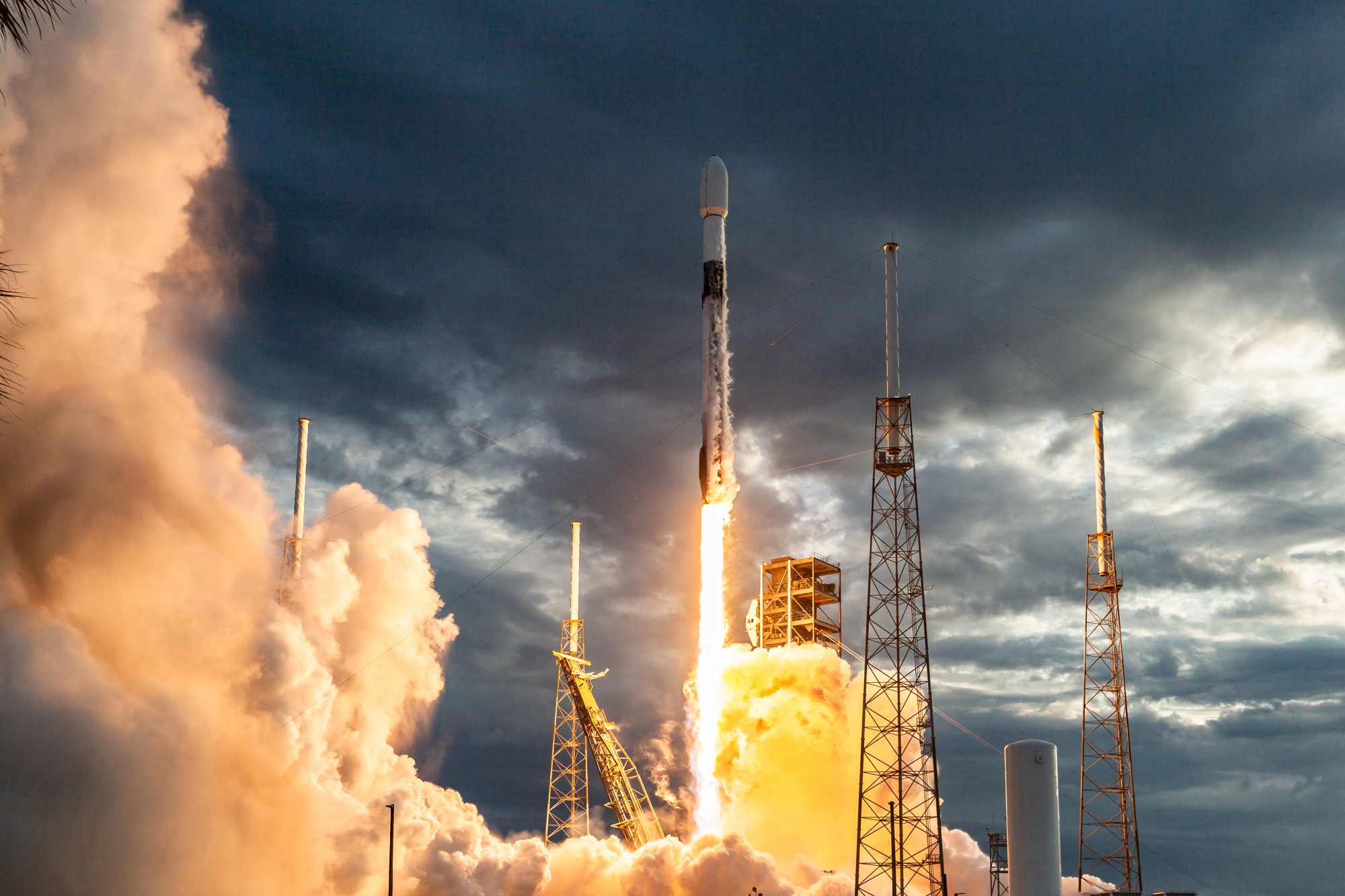 Darabokban jutott el az űrbe a SpaceX rakétája