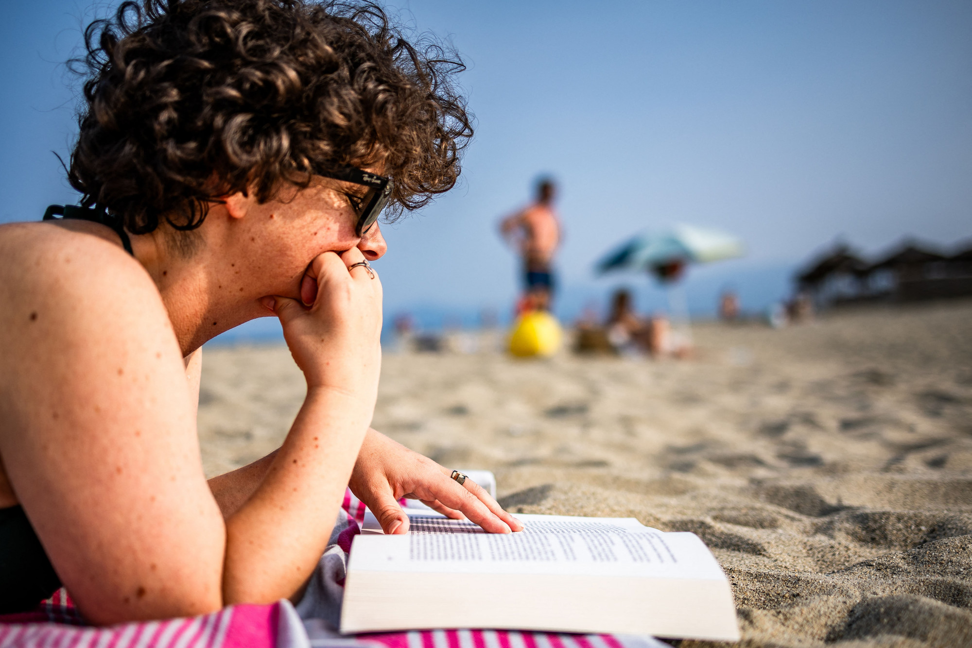 7 tekintélyt kölcsönző nyári olvasnivaló, amivel garantáltan megbámulnak a strandon