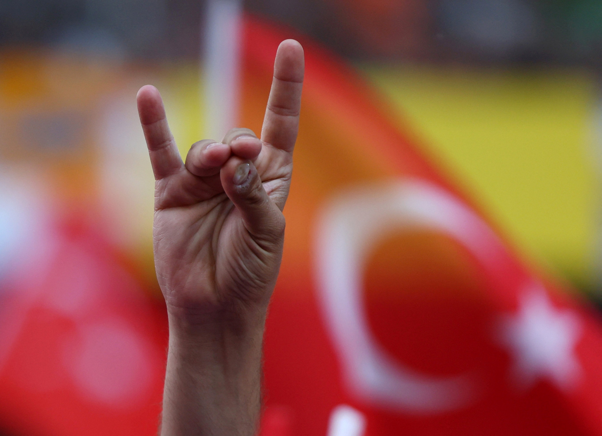 Egy német városban betiltottak egy kézjelet, ami túlságosan is hasonlított egy török szélsőjobbos kézjelhez