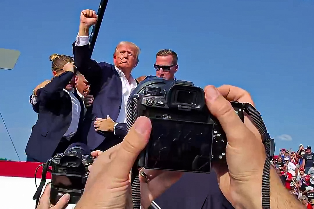 Így fotózták le testközelből a Trump elleni merényletet