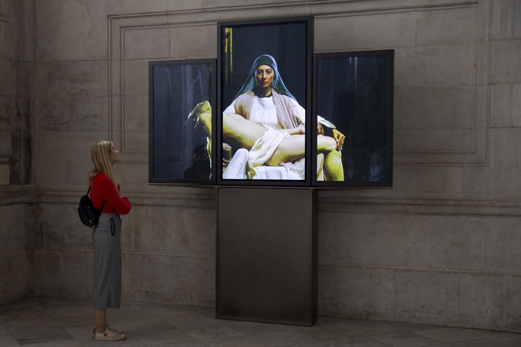 Bill Viola Mária című videóinstallációja a londoni Szent Pál székesegyházban, 2016-ban