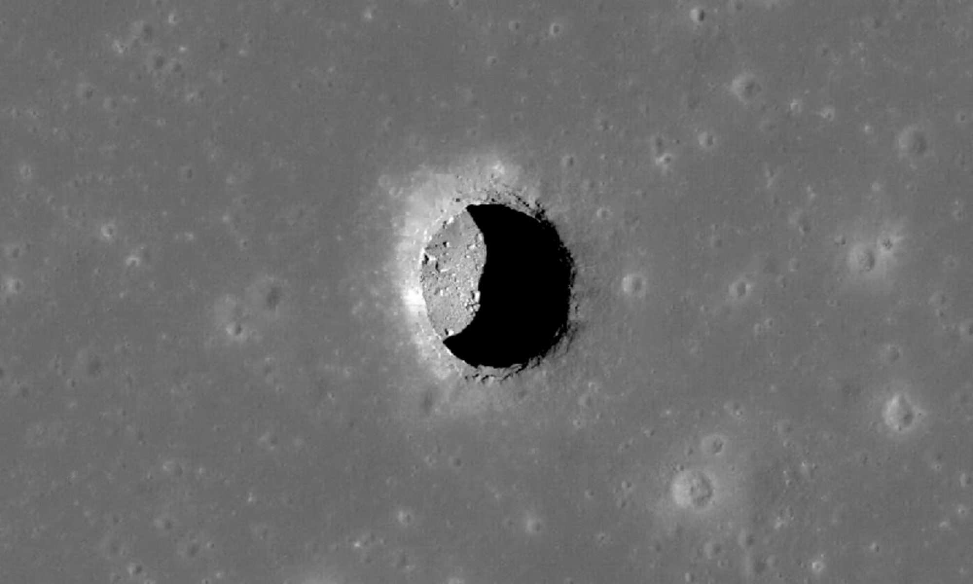 Felszín alatti barlang nyomaira bukkantak a Holdon