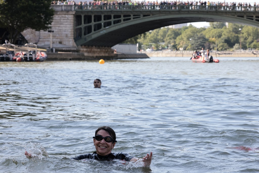 Párizs polgármestere is fürdött egyet a piszkos Szajnában, hogy tesztelje az olimpia előtt