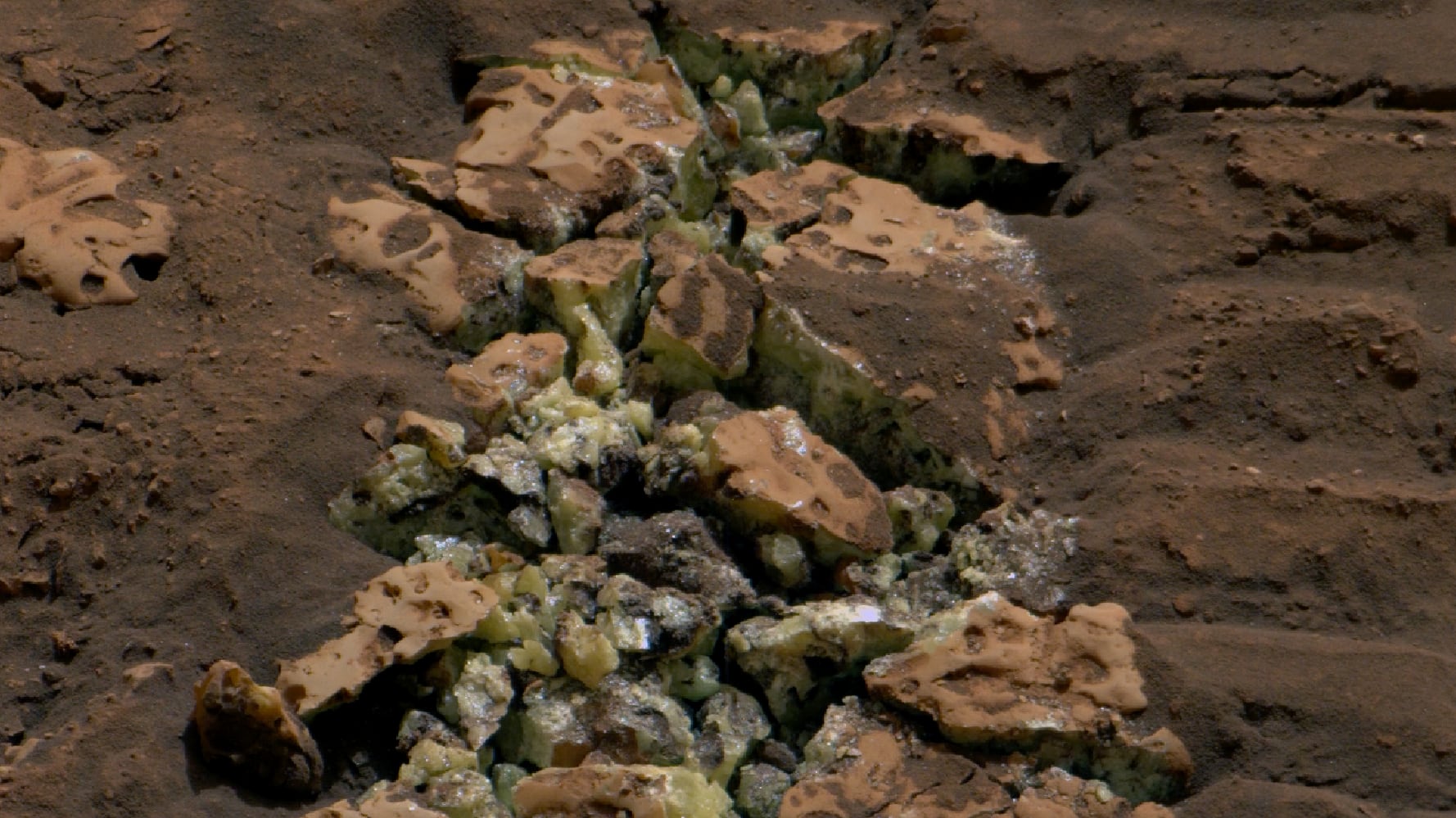 Sárga kristályokra bukkant a Marson a Curiosity, amilyenekhez hasonlót még nem láttunk a bolygón