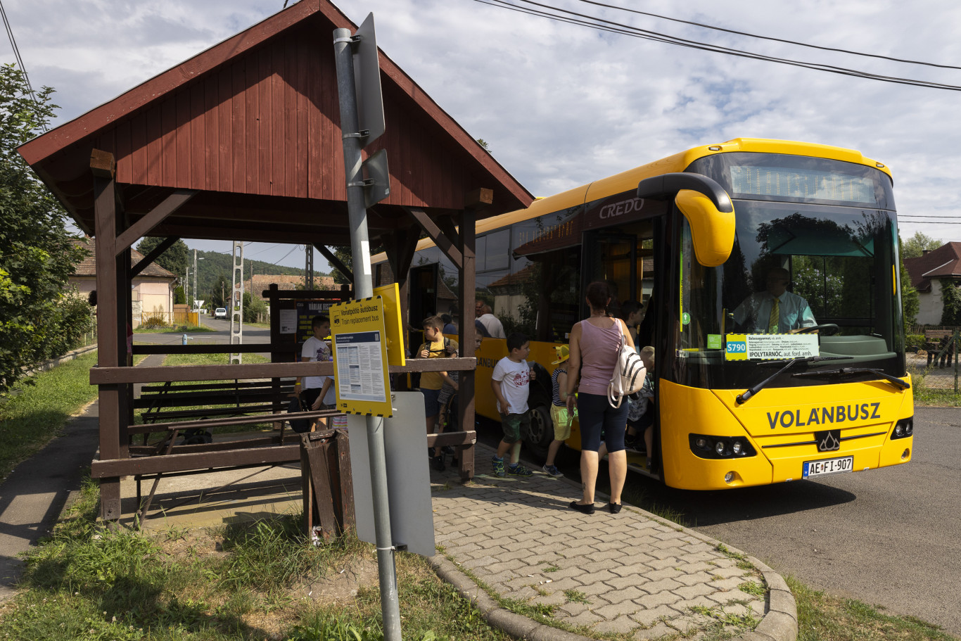 Megszűnt az iskolabusz Hajdúviden, nem is fértek fel a gyerekek a Volánbuszra