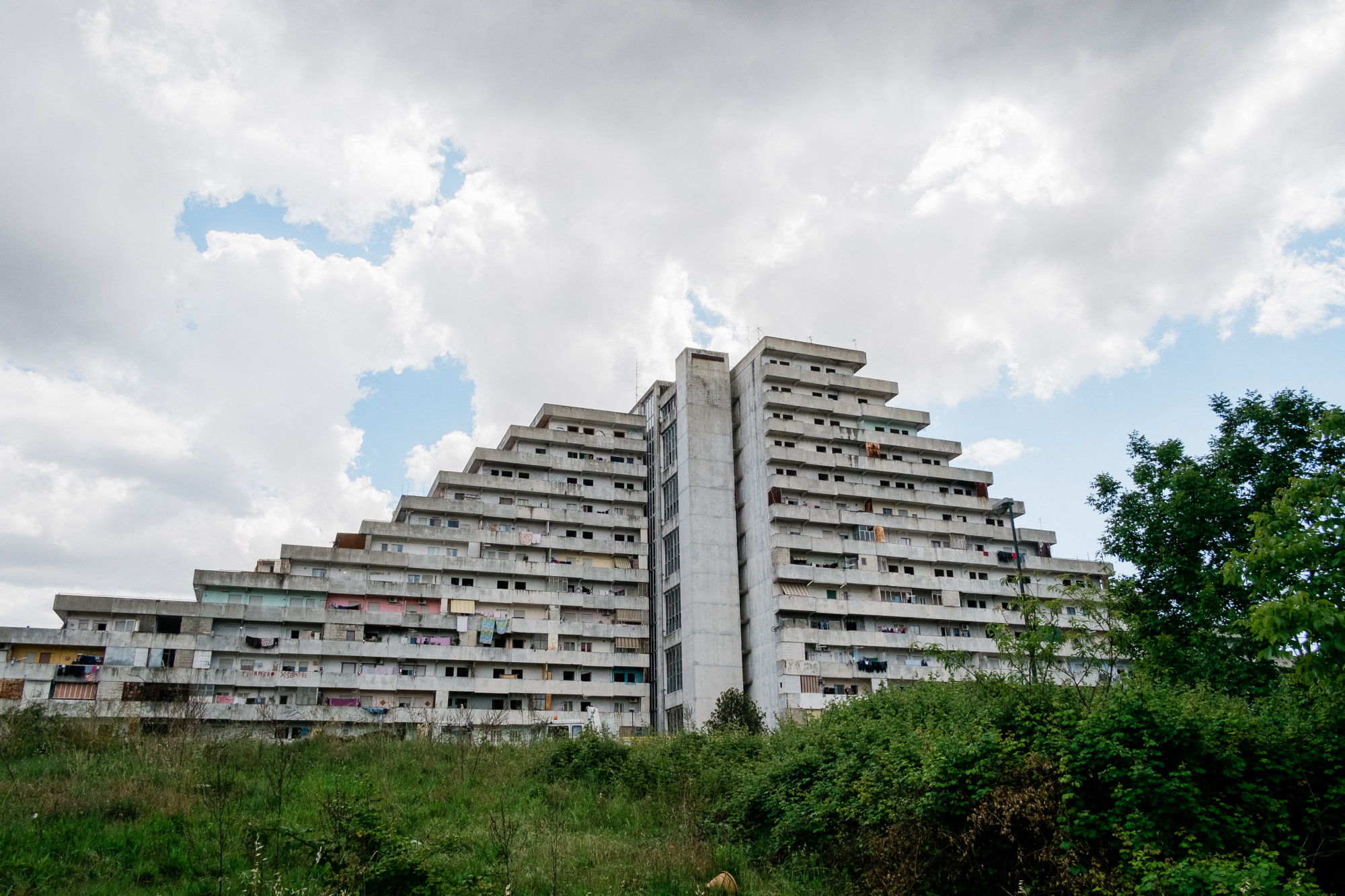 A scampiai „le Vele” épületek 2019. május 13-án. Scampia Nápoly északi külvárosának egyik negyede, ami hírhedt a drogkereskedelemről és a Camorra-frakciók riválisai közötti harcokról.