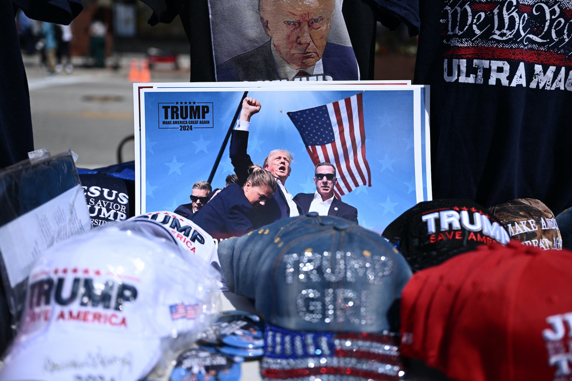 Vér, ököl és nemzeti lobogó – az ikonikus Trump-fotó egyszerre művészet és tökéletes kampányfogás