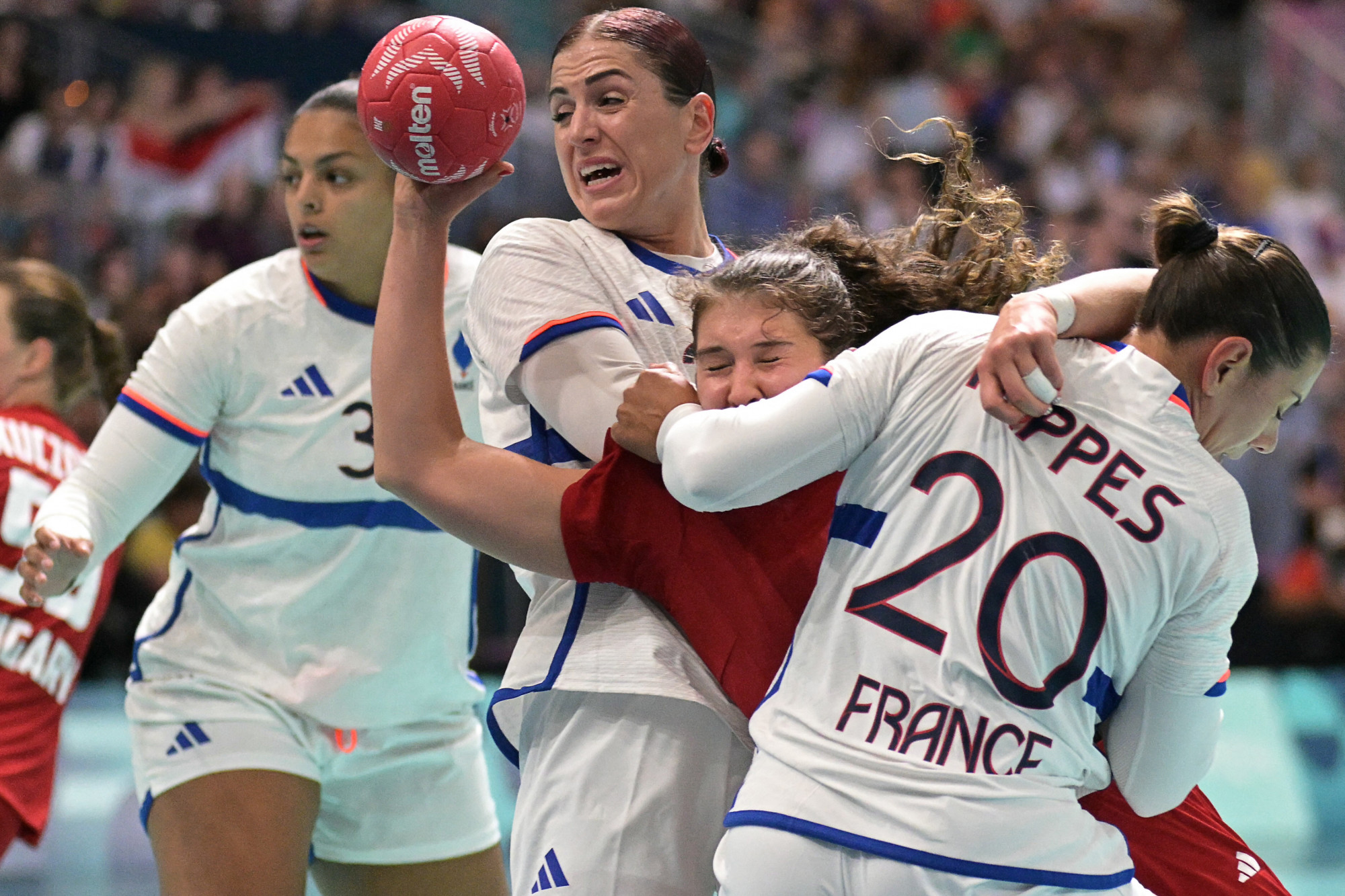 A magyar női kézilabdázók kikaptak a címvédő franciáktól az olimpiai nyitómeccsükön