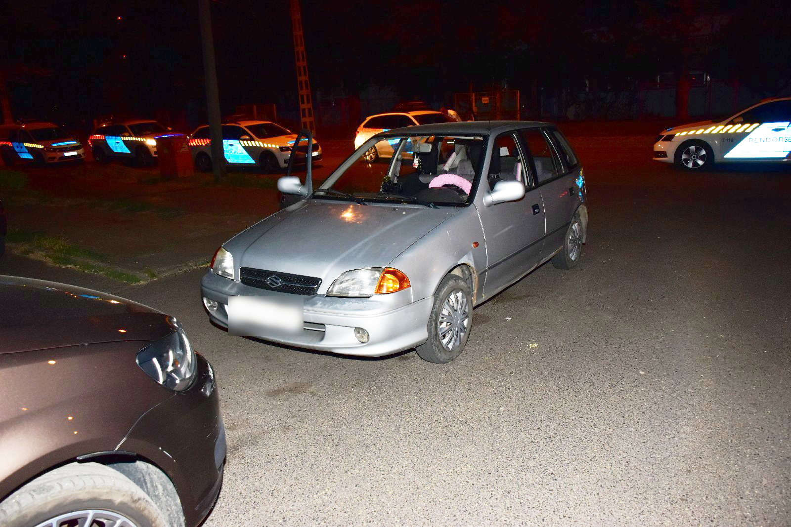 Nem tudtak vezetni, ezért két tinédzser tolva próbált meg ellopni egy autót