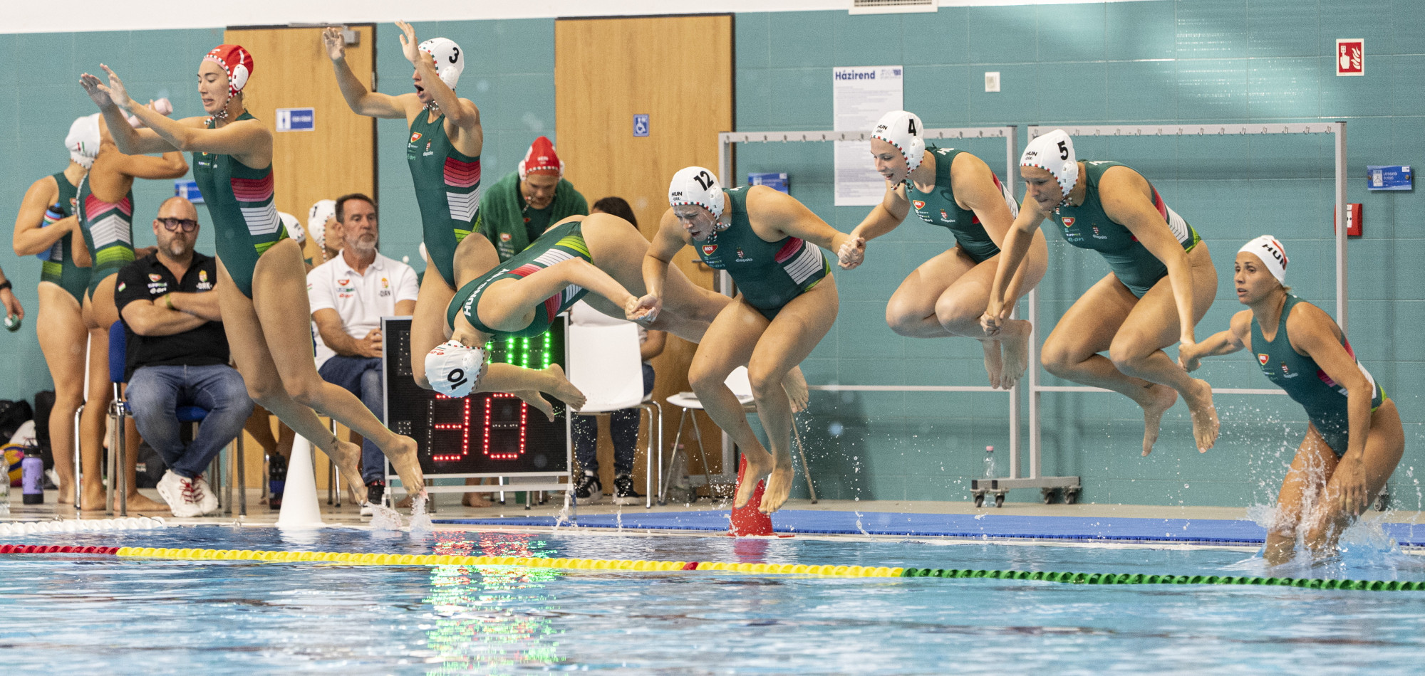 A magyar csapat játékosai vízbe ugranak a Kanada elleni olimpiai felkészülési mérkőzés előtt.