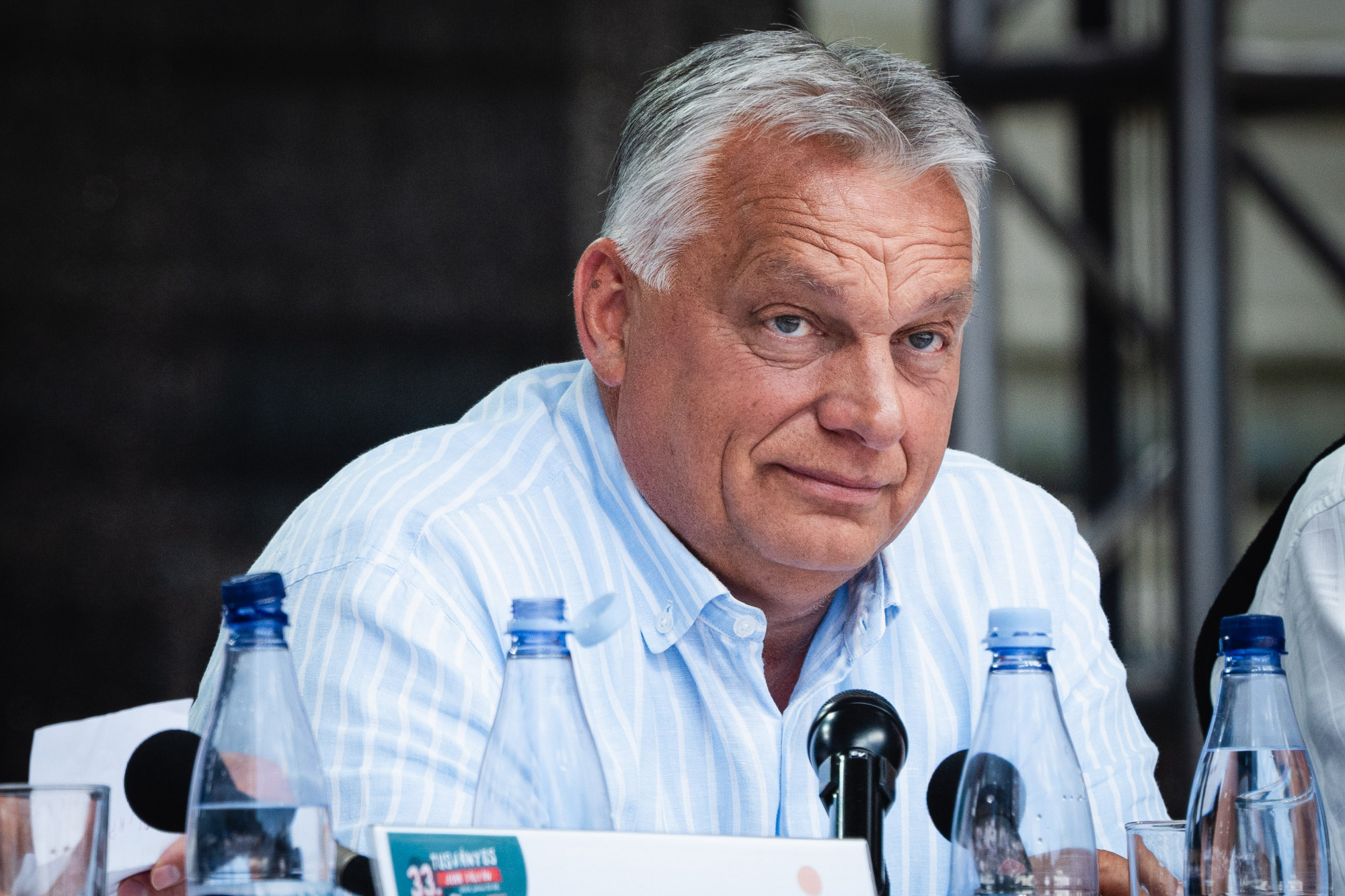 Orbán bevette a piros bogyót és el is tévedt a nyúl üregében