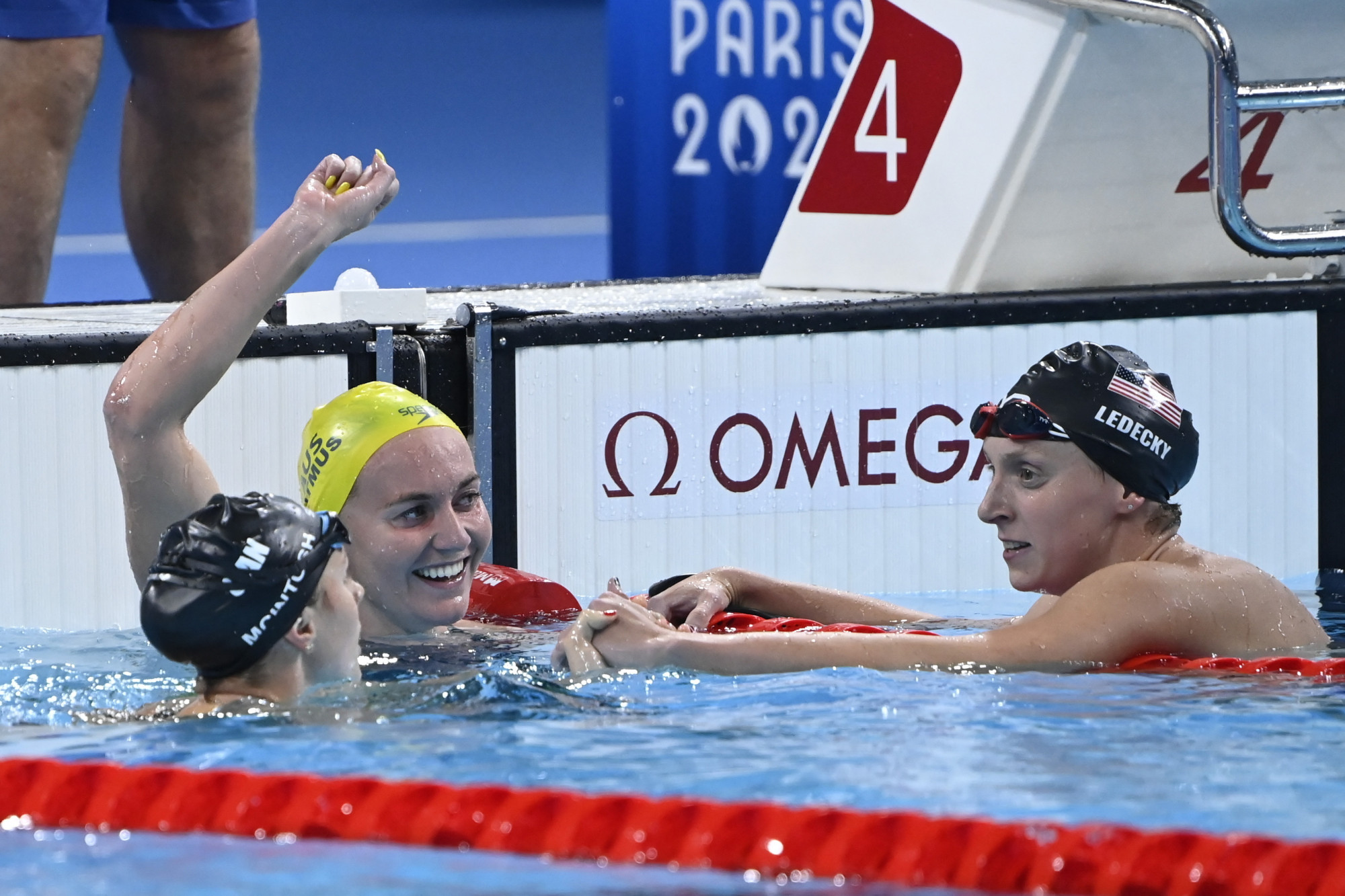 Az olimpiai bajnok ausztrál Ariarne Titmus (k), az ezüstérmes kanadai Summer McIntosh (b) és a bronzérmes amerikai Katie Ledecky (j) a női 400 méteres gyorsúszás döntőjében.