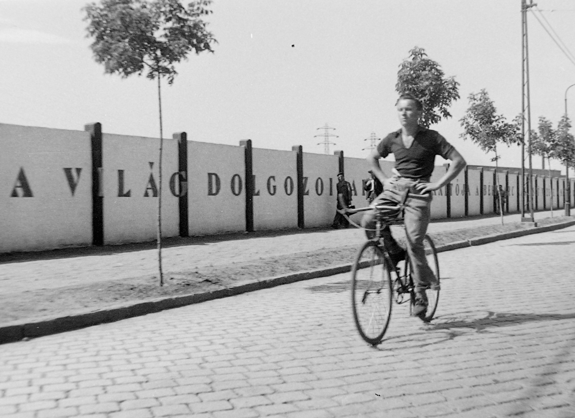 Váci út, balra a Ganz Hajógyár kerítése, 1950