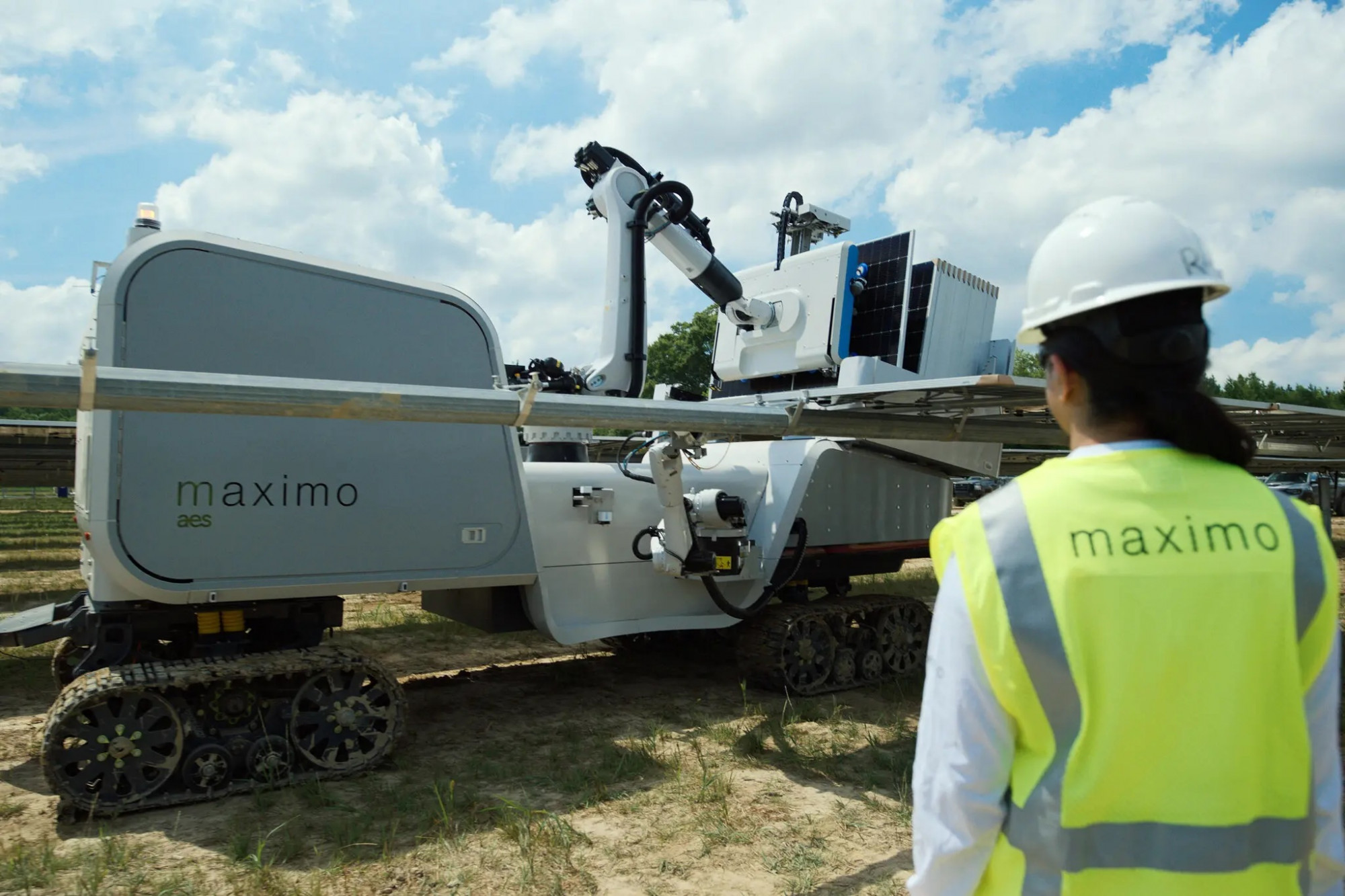 A robot naponta több száz napelem panelt képes kihelyezni