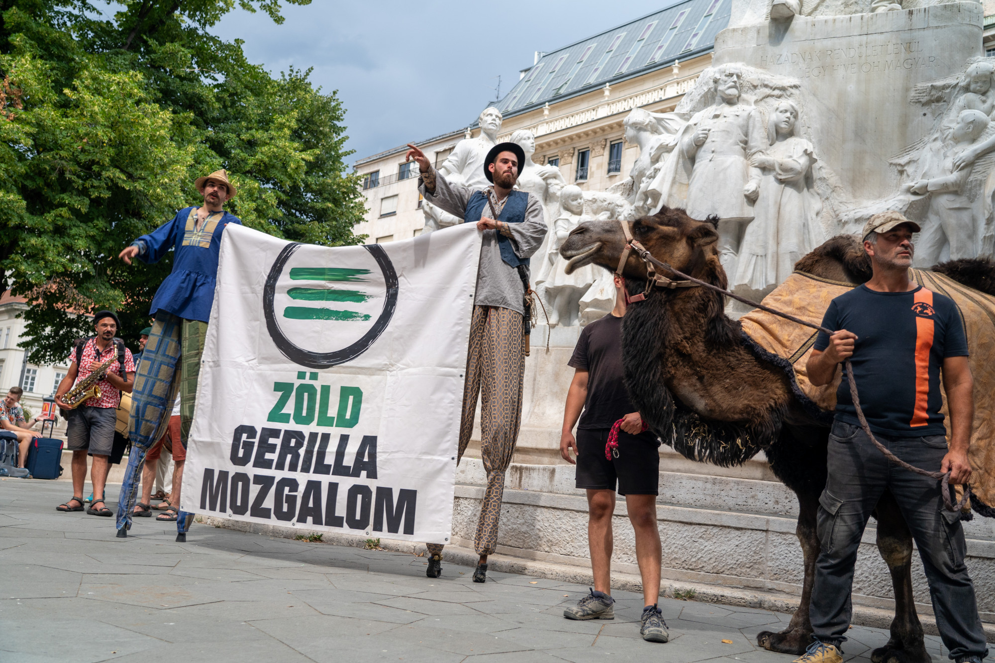 Két tevével és egy zsiráffal vonultak az Agrárminisztérium elé csütörtökön a zöld gerillák