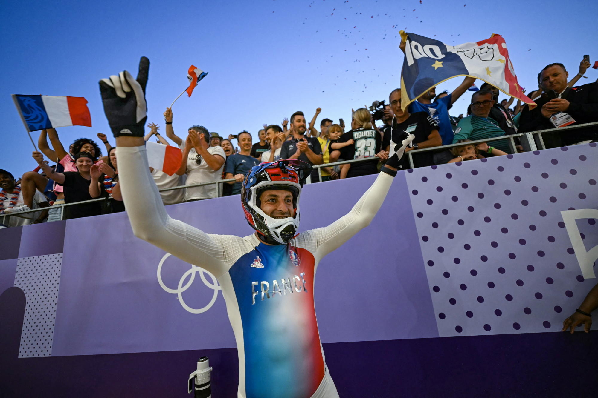 A francia BMX aranyérmes Joris Daudet ünnepel