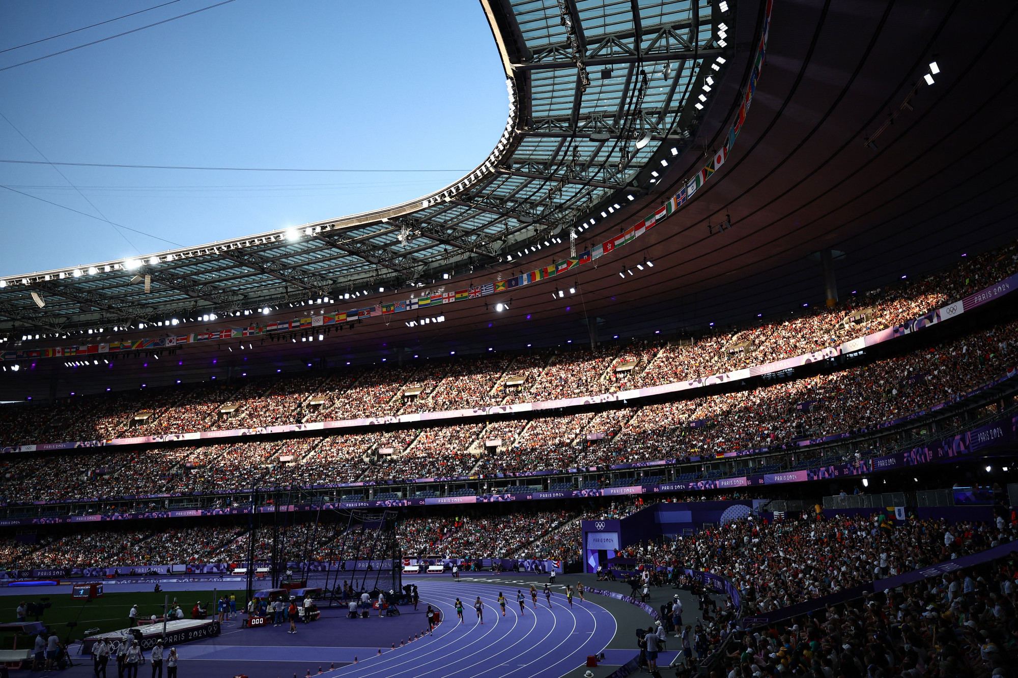 Teltház az atlétikai versenyeknek helyet adó Stade de France-ban