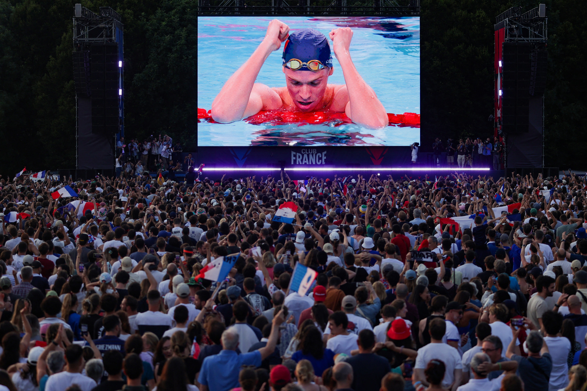 Szurkolók a fan zone-ban