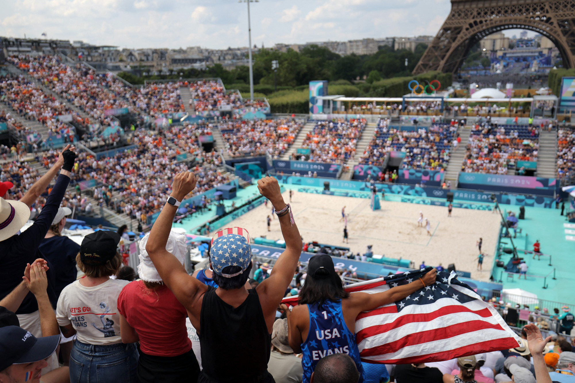 Szurkolók a strandröplabda stadionban