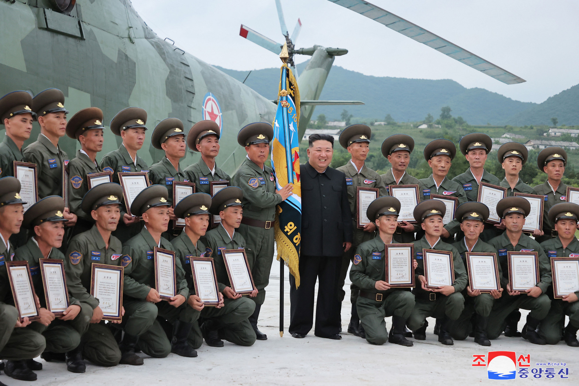 Észak-Koreából erről a helikopterről jelent meg pár kép az áradások kapcsán. Erről azt állítják, hogy a helikopter egység 4200 embert mentett ki a katasztrófából.