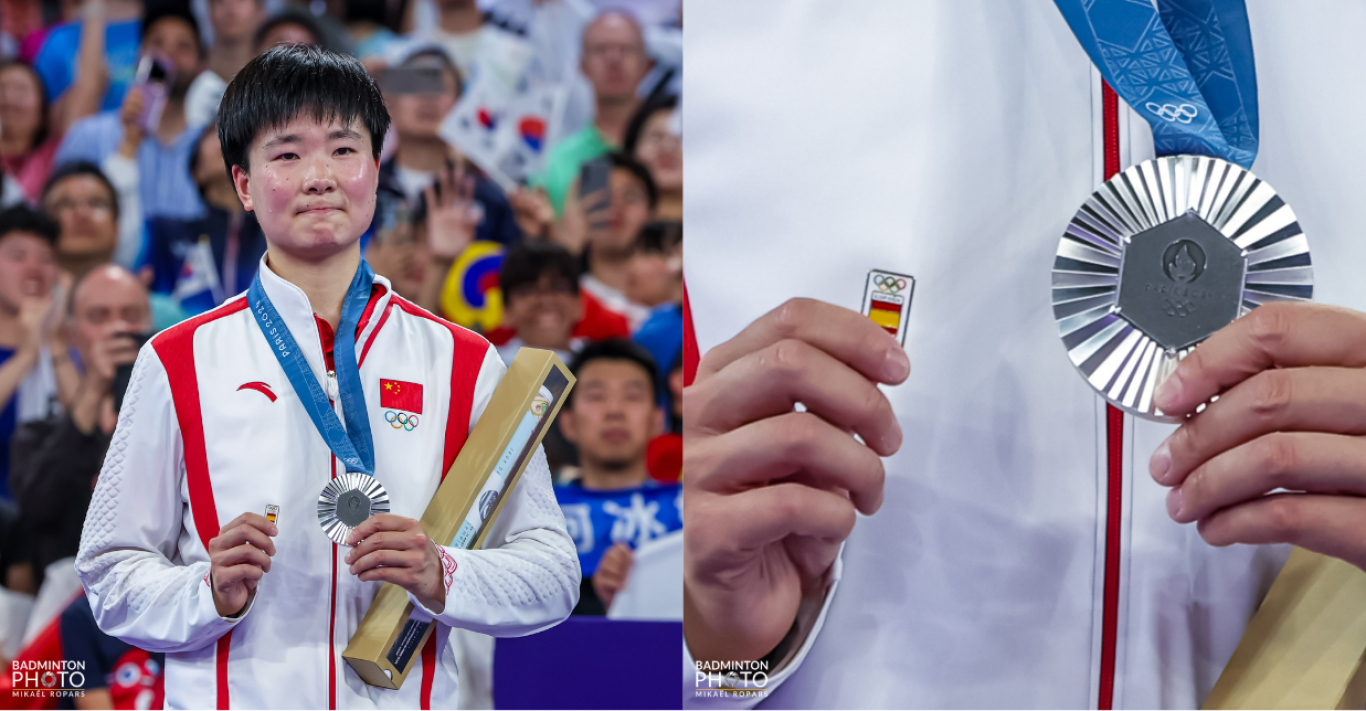 Un jugador de bádminton chino que aceptó una medalla de plata olímpica con insignia española en honor a un oponente lesionado ya no competirá a nivel internacional.