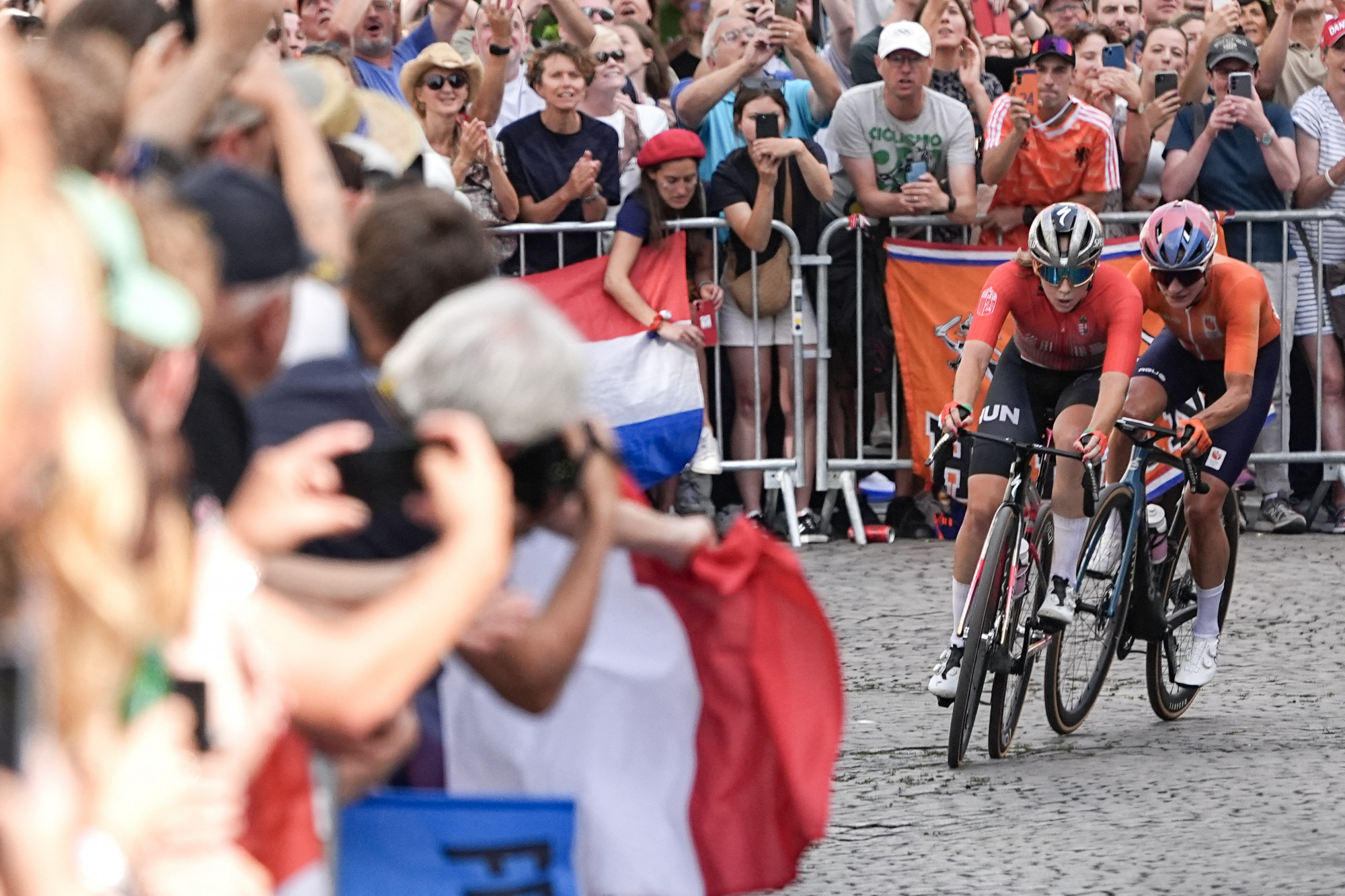 Vas Kata Blanka Marianne Vos előtt a női mezőnyverseny utolsó kilométerein