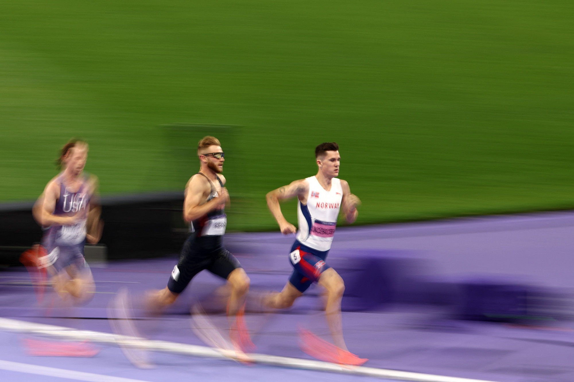 Josh Kerr (középen) szalad Jakob Ingebrigtsen után az 1500 méter párizsi elődöntőjében