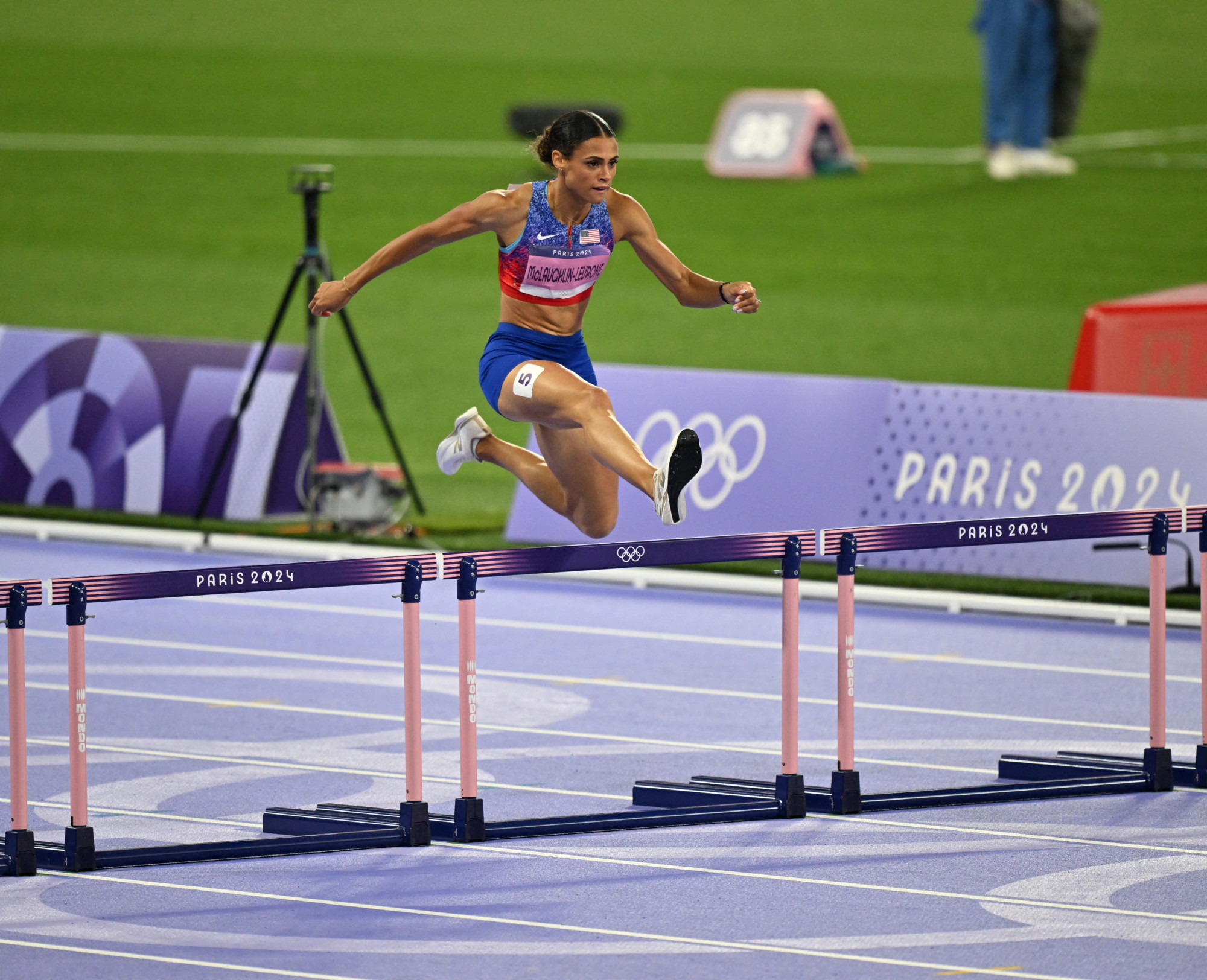 Az amerikai Sydney McLaughlin-Levrone a világcsúccsal megnyert 400 méteres gátfutás döntőjének célegyenesében 2024. augusztus 8-án