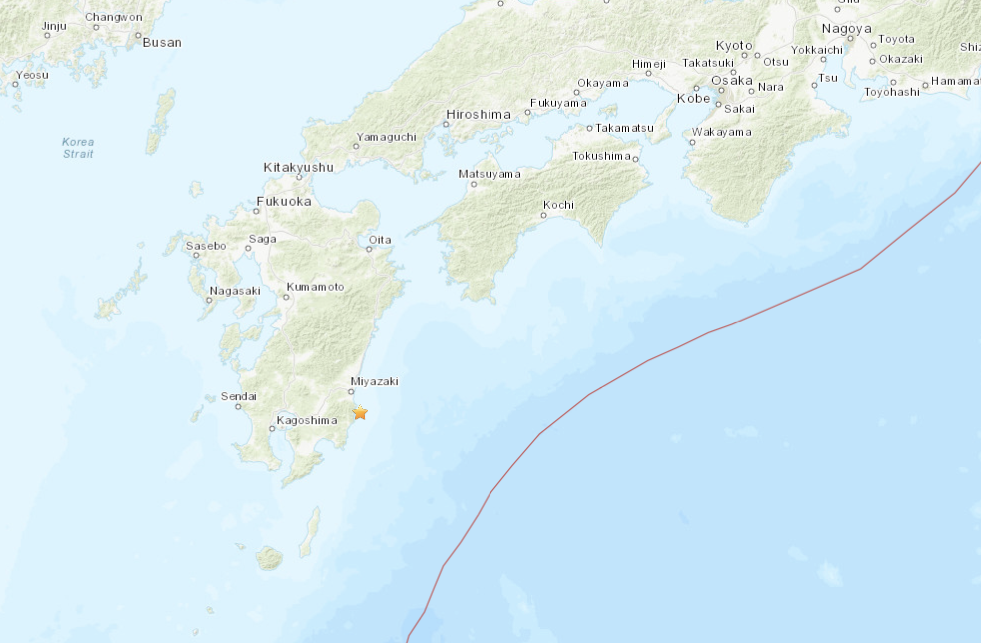 A csütörtöki 7,1-es magnitúdójú földrengés epicentruma (csillag) és a Nankai-ároknak nevezett alábukási zóna (vörös csík)