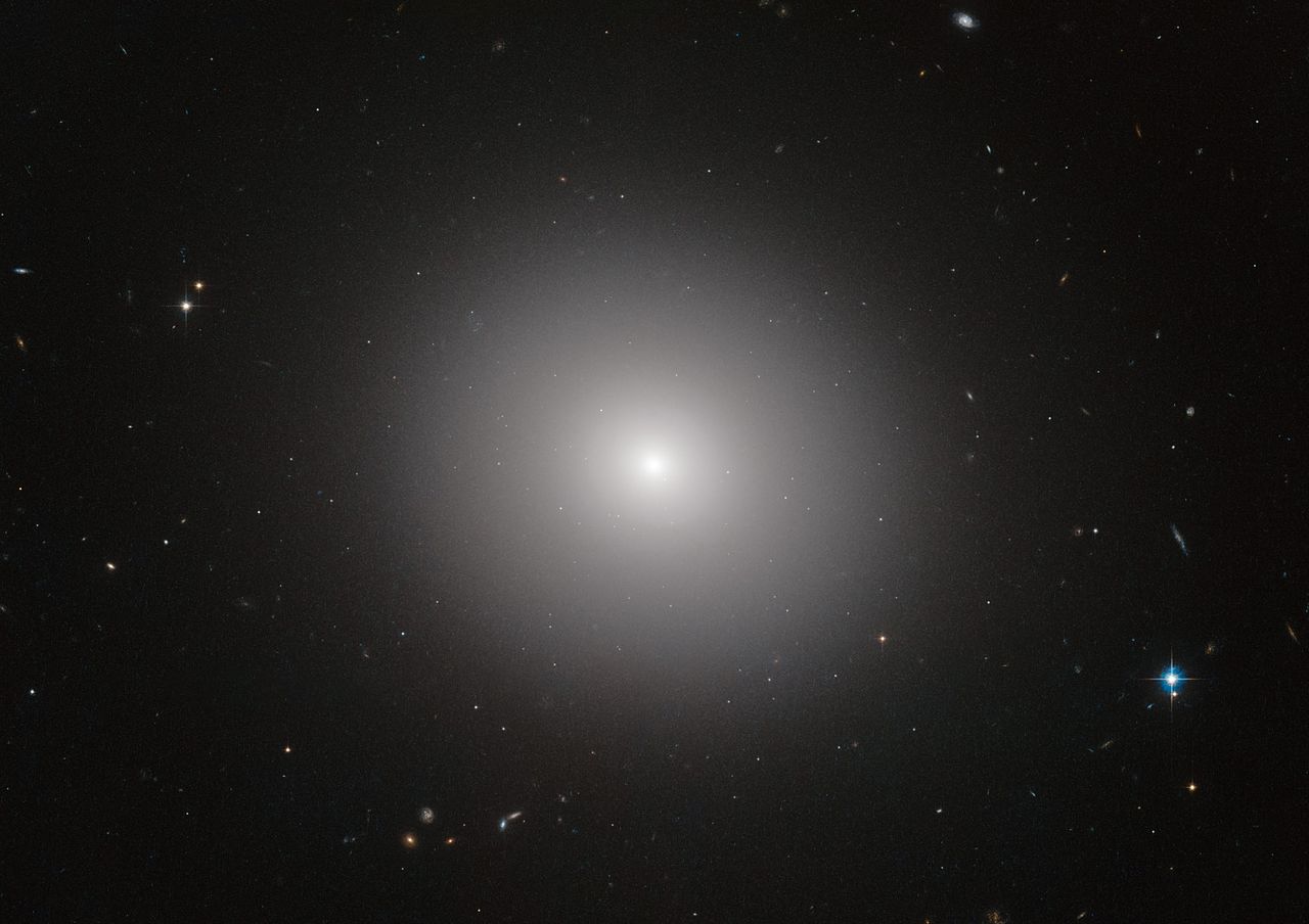 Az IC 2006 elliptikus galaxis