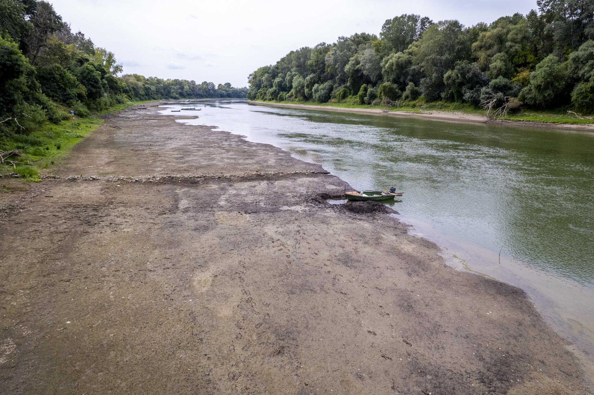 A Tisza alacsony vízállása Vezsenynél 2024. augusztus 22-én