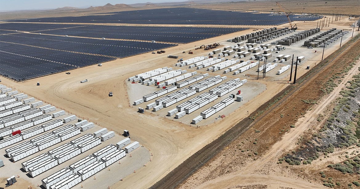 A Mojave-sivatagban található Edwards & Sanborn Solar Plus Storage Project, amely idén év elején a világ legnagyobb akkumulátoros energiatárolója volt, 3287 megawattórás kapacitással