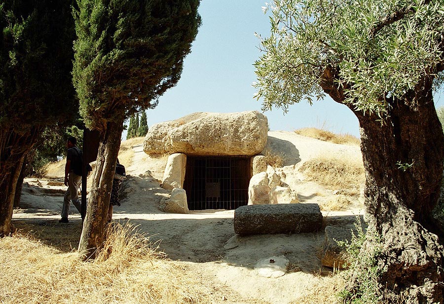 Az andalúziai Dolmen de Menga bejárata