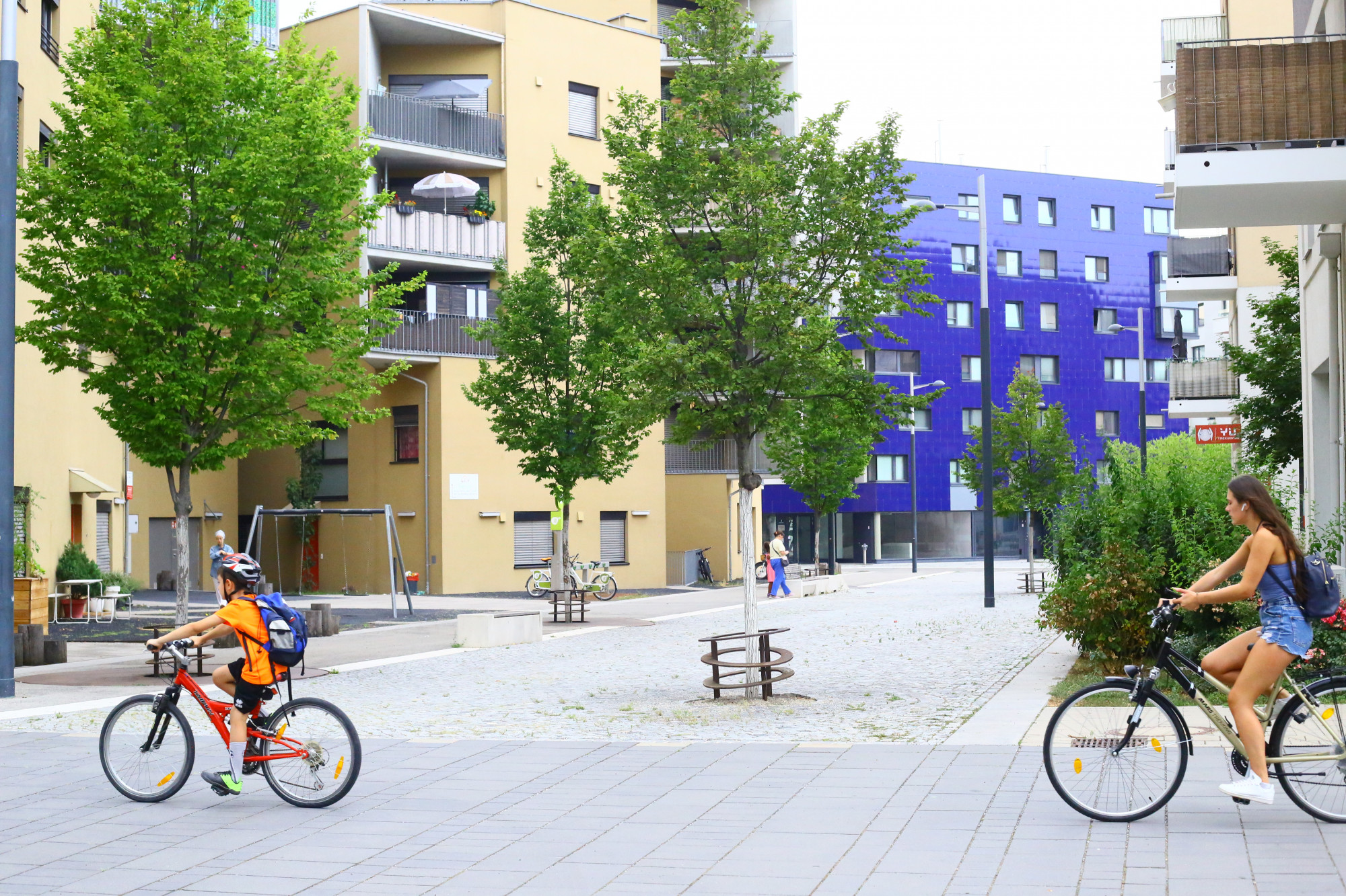 Aspern Seestadt lakóházait belső sétálóutcák és piacterek kötik össze. A legtöbb helyre autóval nem is lehet behajtani, ezért kisgyerekes családok különösen szívesen költöznek a környékre.