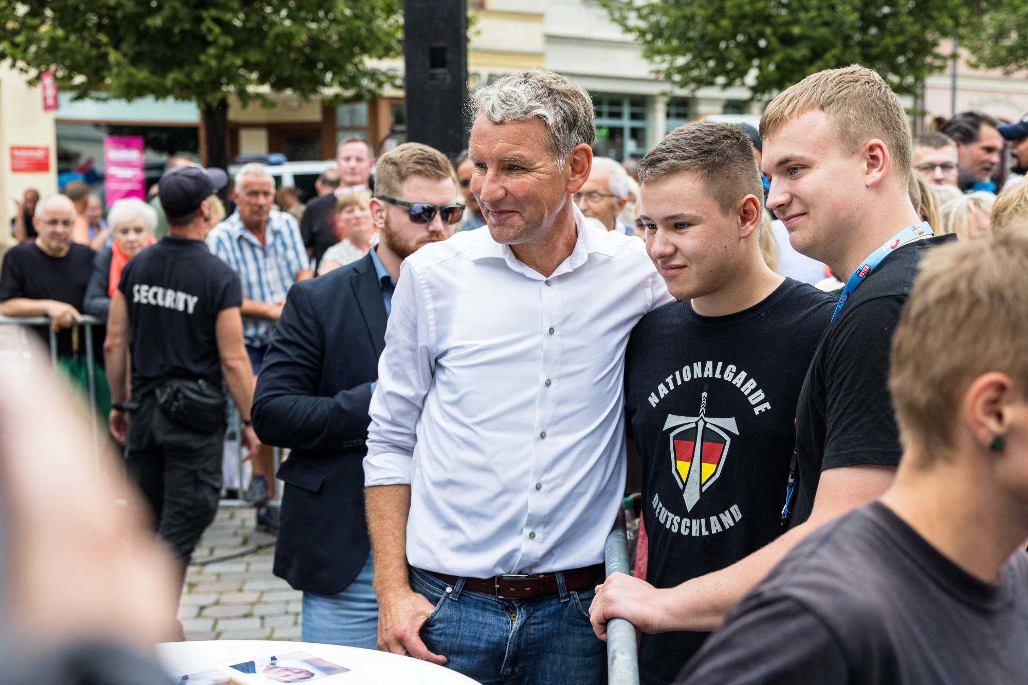 Björn Höcke AfD-s szimpatizánsokkal fotózkodik