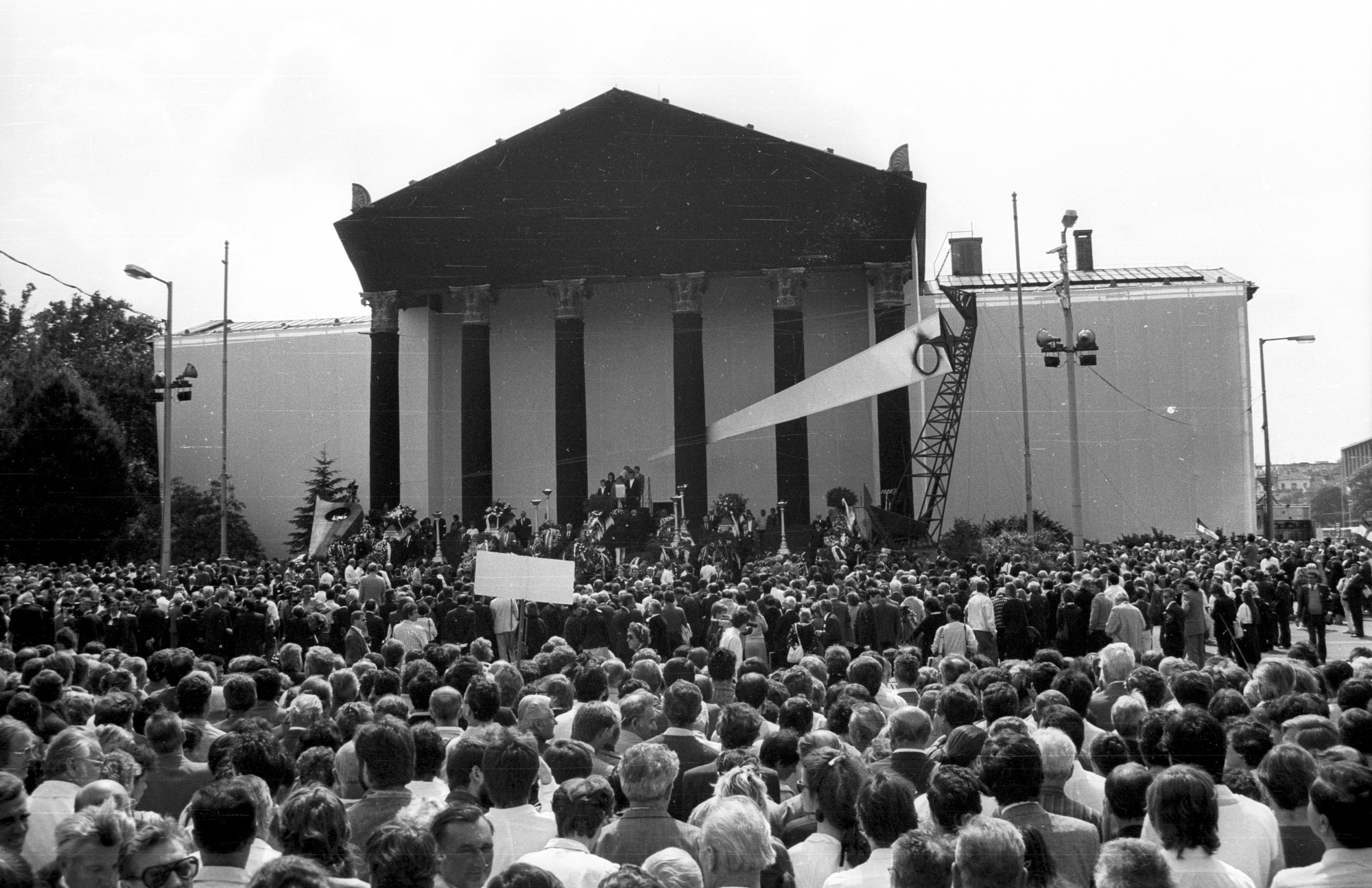 A Műcsarnok feldíszített homlokzata az 1956-os hősök újratemetésekor a Hősök terén 1989. június 16-án