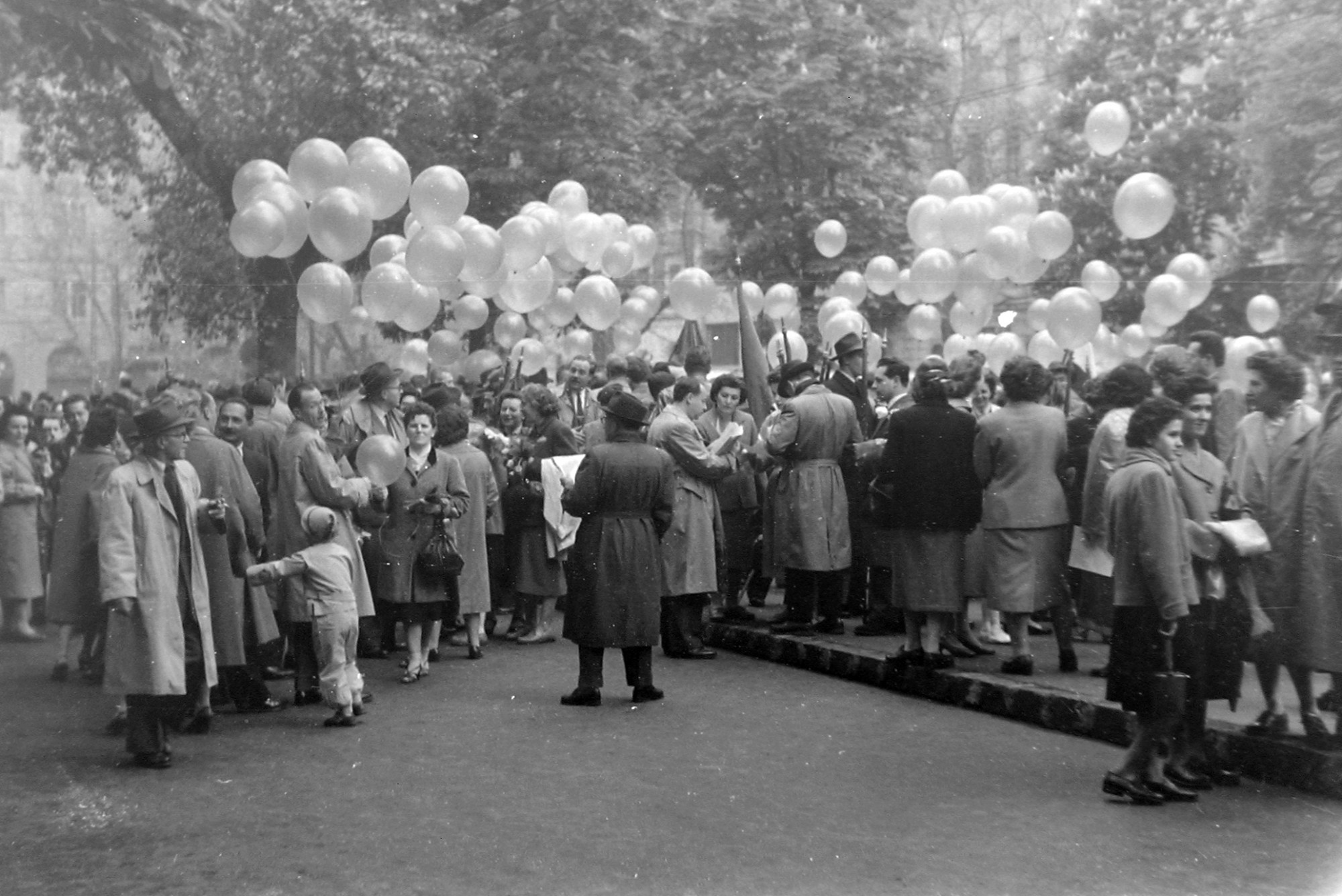 Gyülekező a május 1-i felvonulásra az V. kerületi József nádor téren 1959-ben