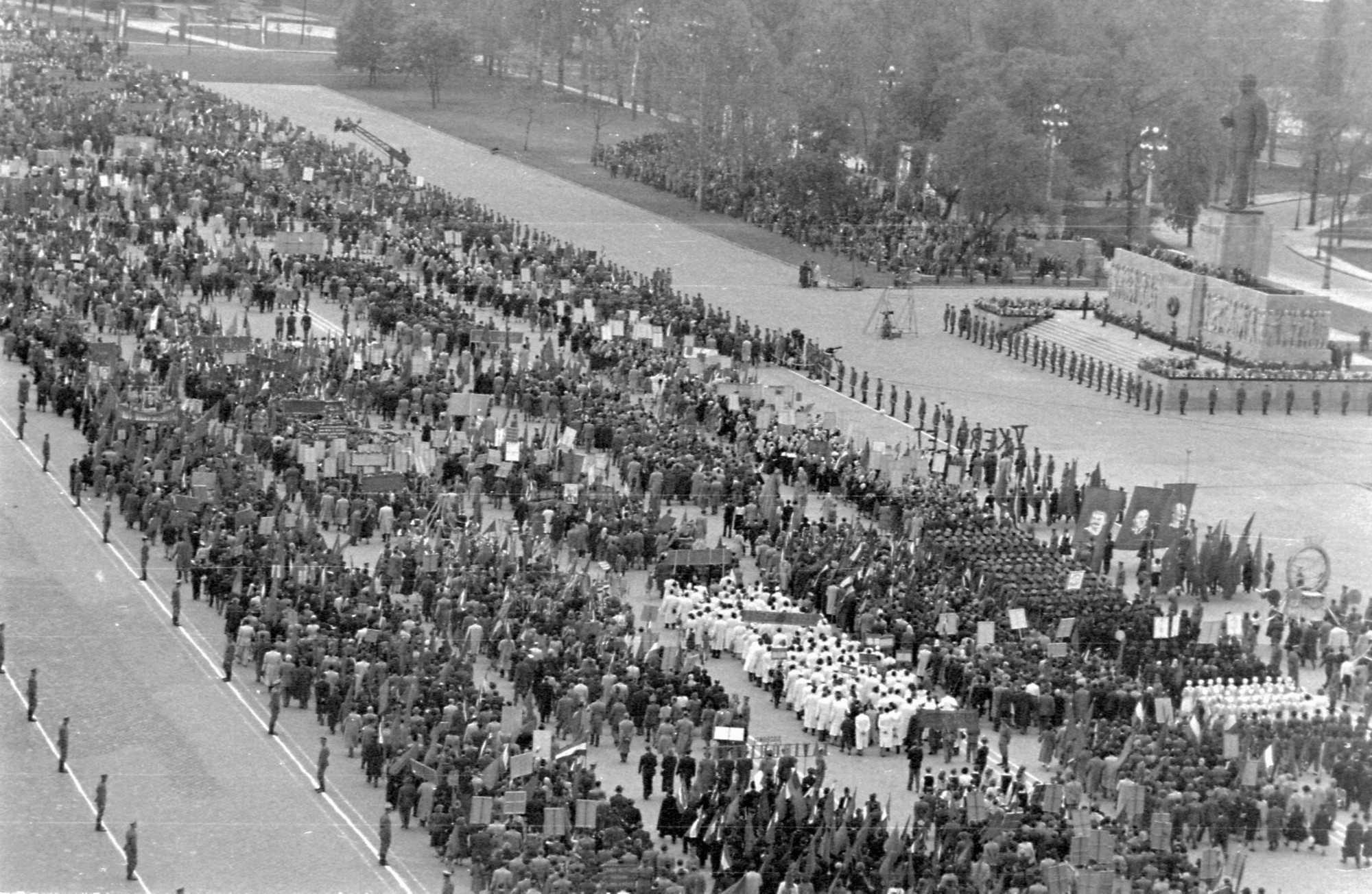 Május 1-i felvonulás az Ötvenhatosok terén (Sztálin tér), a Sztálin szobornál 1953-ban