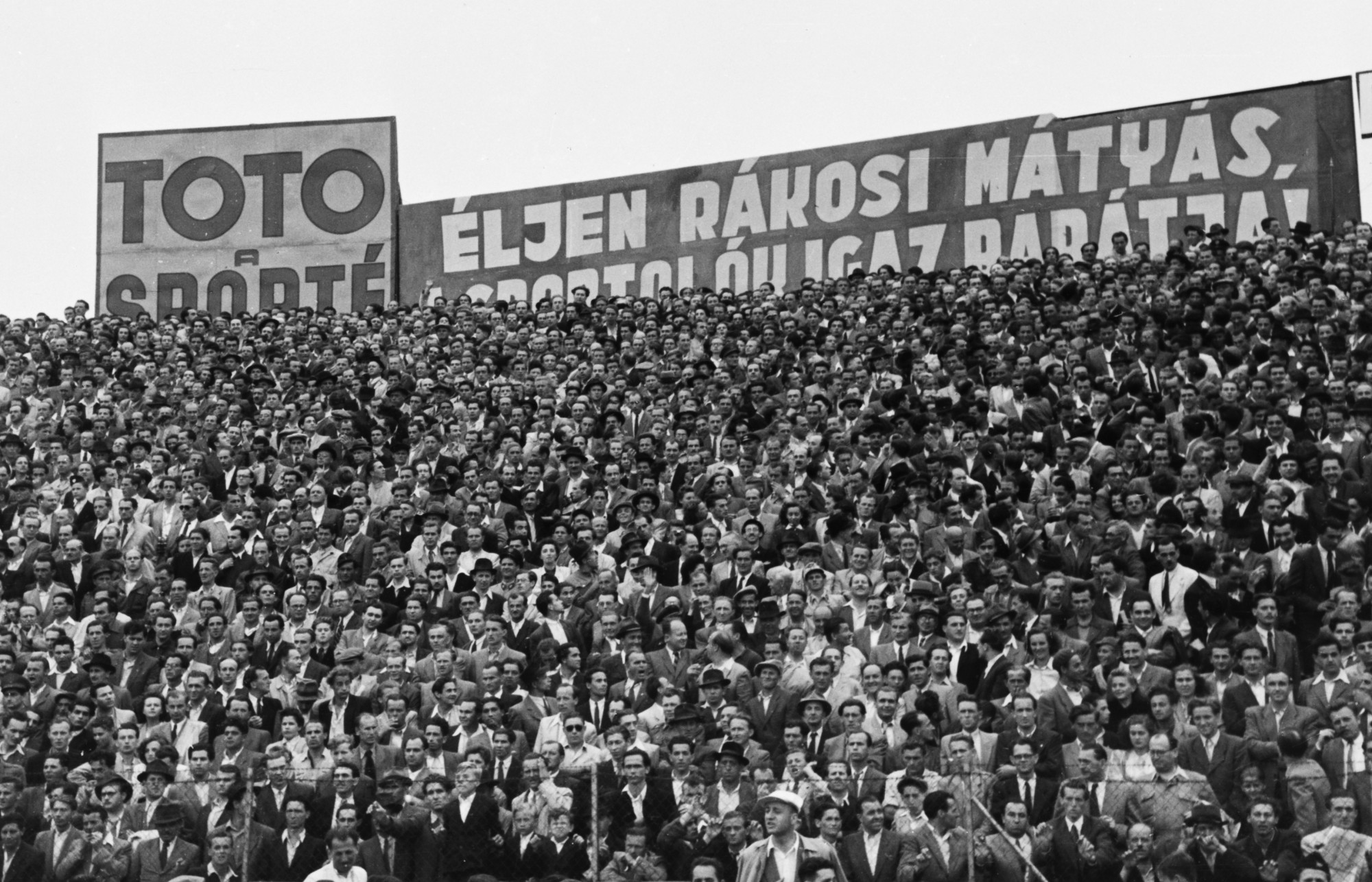 Lelátó a Magyarország – Olaszország (1:1) válogatott labdarúgó-mérkőzésen az UTE pályán, a Megyeri úton 1949-ben