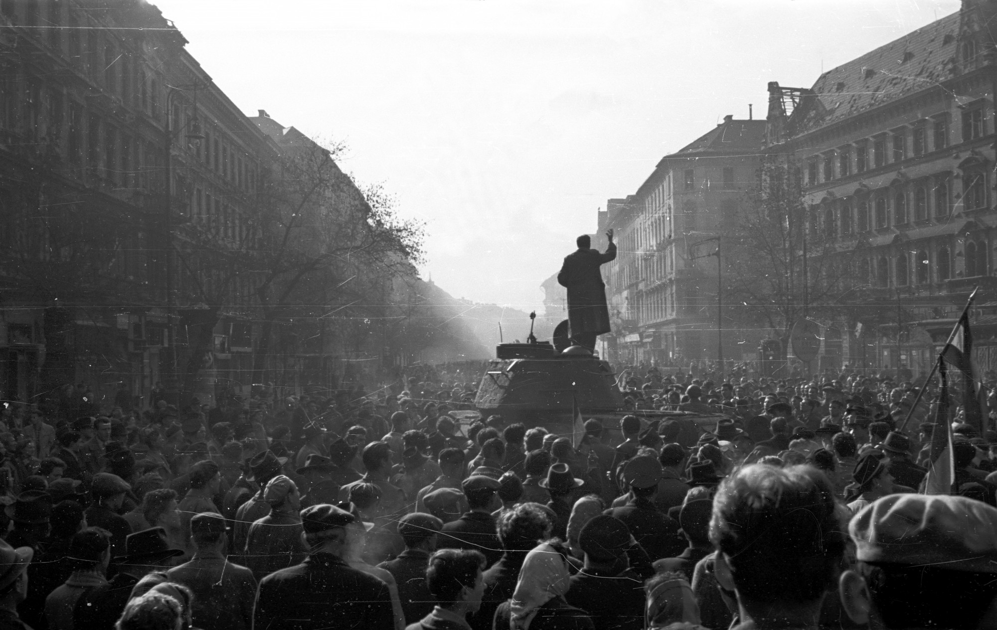 A tömeghez intézett szónoklat egy tank tetejéről a budapesti József körúton az 1956-os forradalom idején