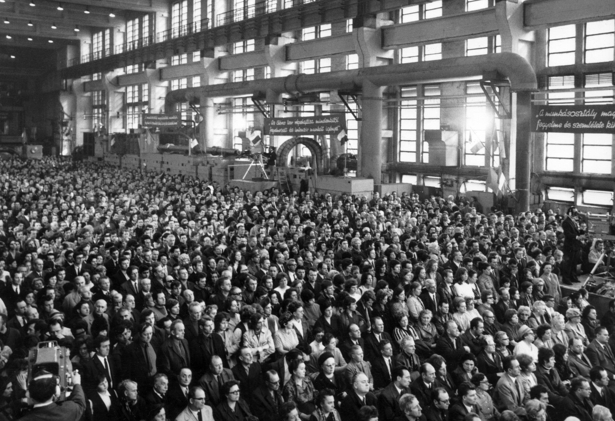 Választási nagygyűlés a Láng Gépgyár nagy szereldéjében Kádár János látogatása alkalmával 1973. április 6-án