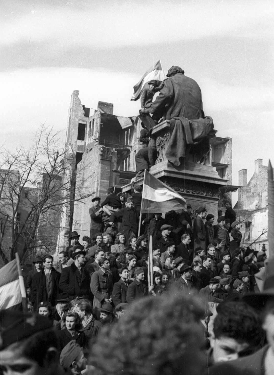 Március 15-i ünnepség résztvevői Arany János szobránál, a Múzeumkertben 1947-ben