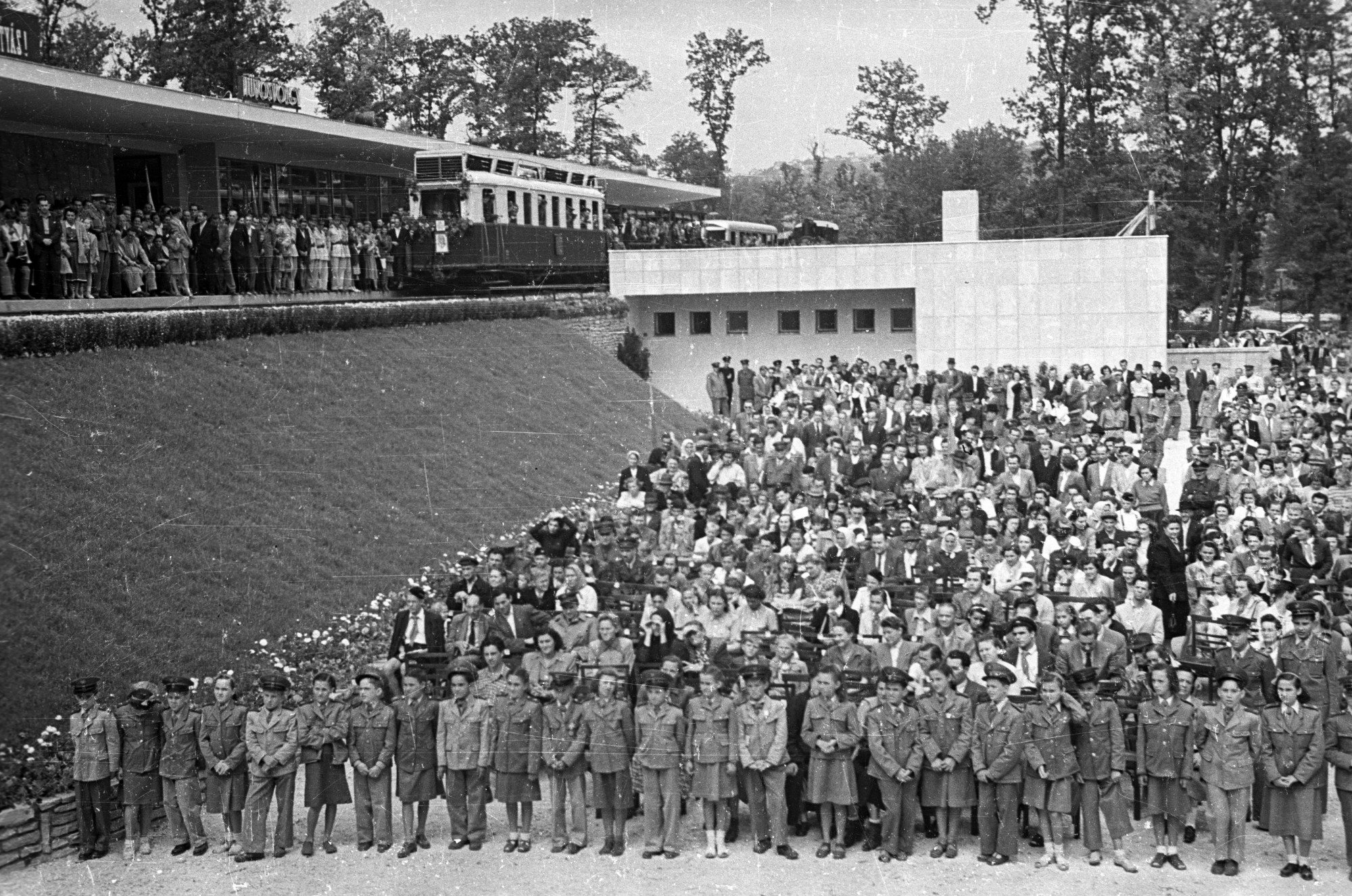 Ünnepség a teljes vonal átadása alkalmából a a Gyermekvasút (Úttörővasút) hűvösvölgyi végállomásán 1950-ben