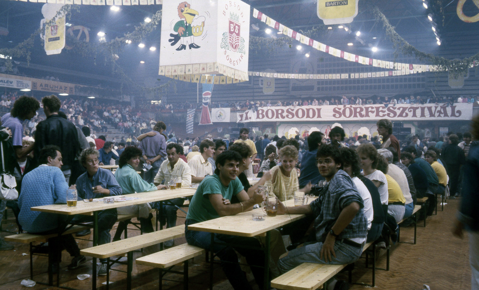 A II. Borsodi Sörfesztivál a miskolci sportcsarnokban 1989-ben