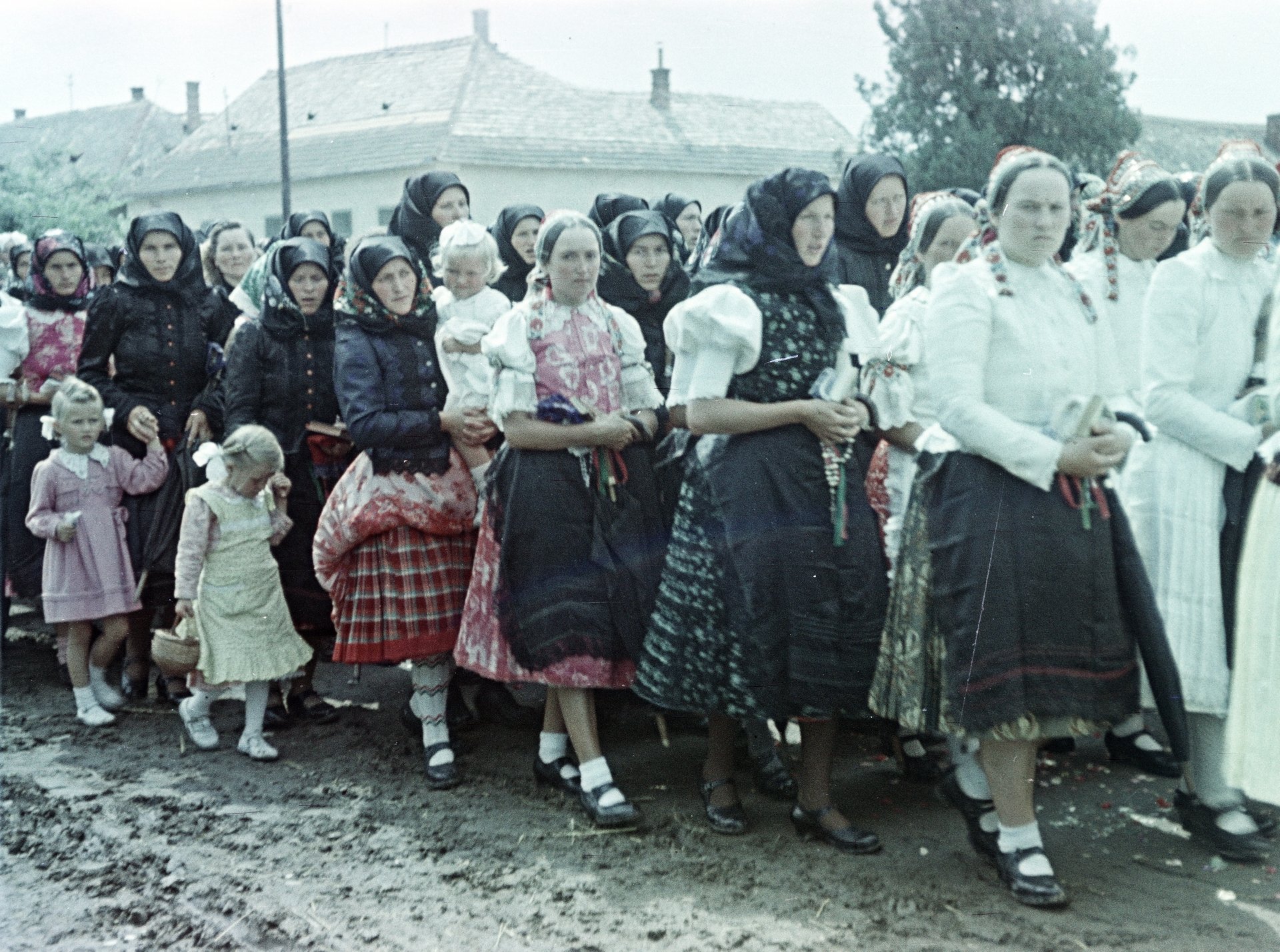 Úrnapi körmenet részvevői az érsekvadkerti Szent András-templomnál 1957-ben