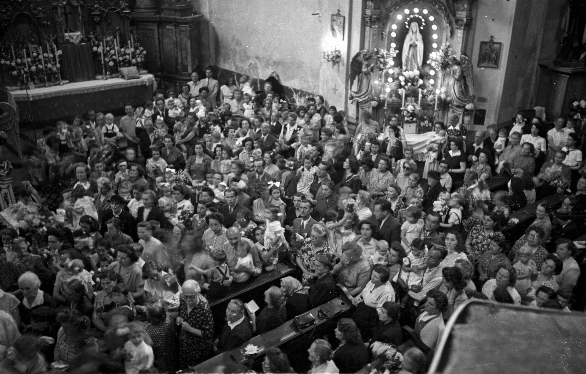 Tömeg a budapesti Országúti ferences templomban, a Margit körúton (Mártírok útja) 1957-ben