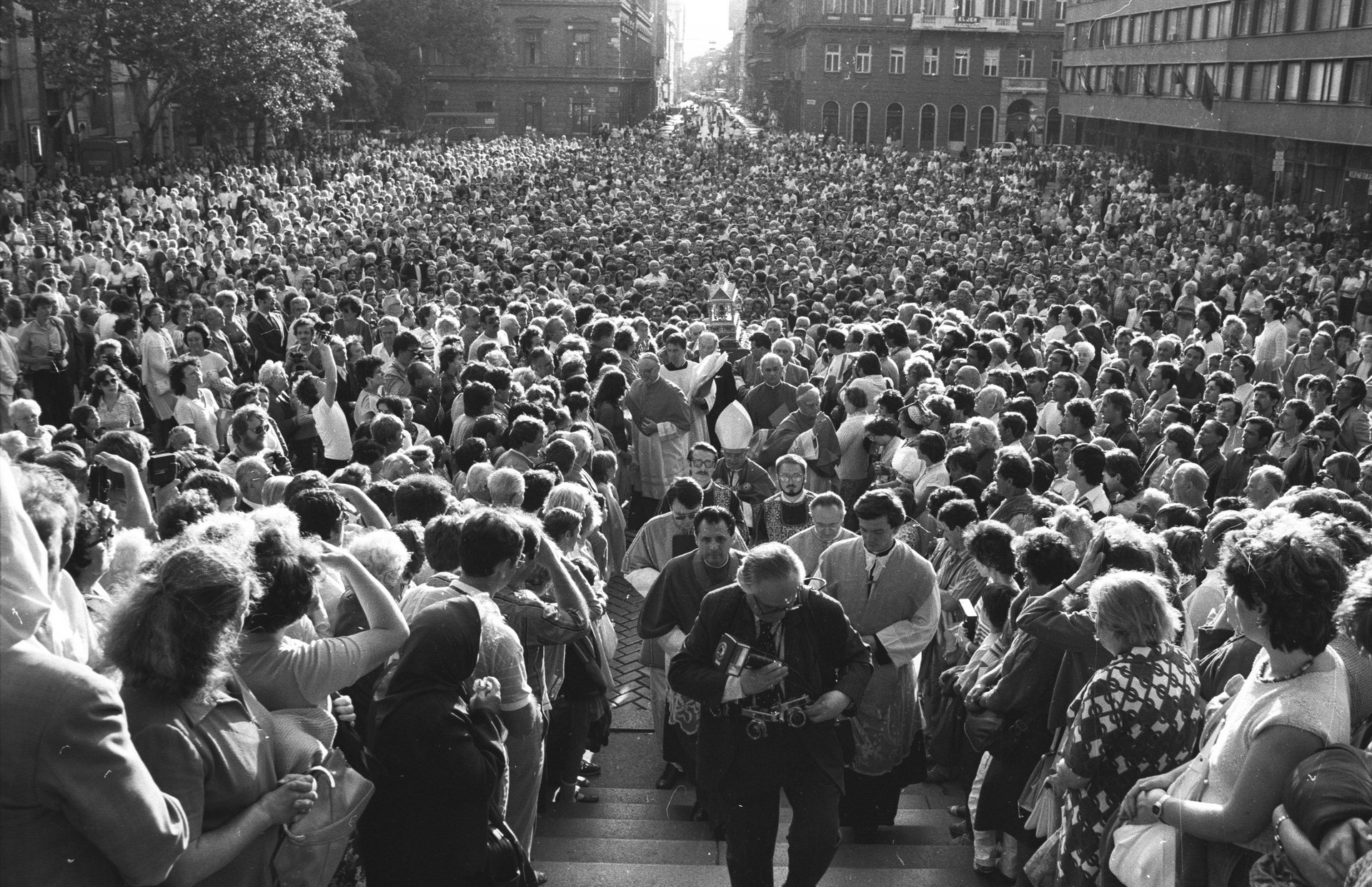 Szent Jobb körmenet a Szent István-bazilika kupolájának megáldása alkalmával 1985. augusztus 20-án