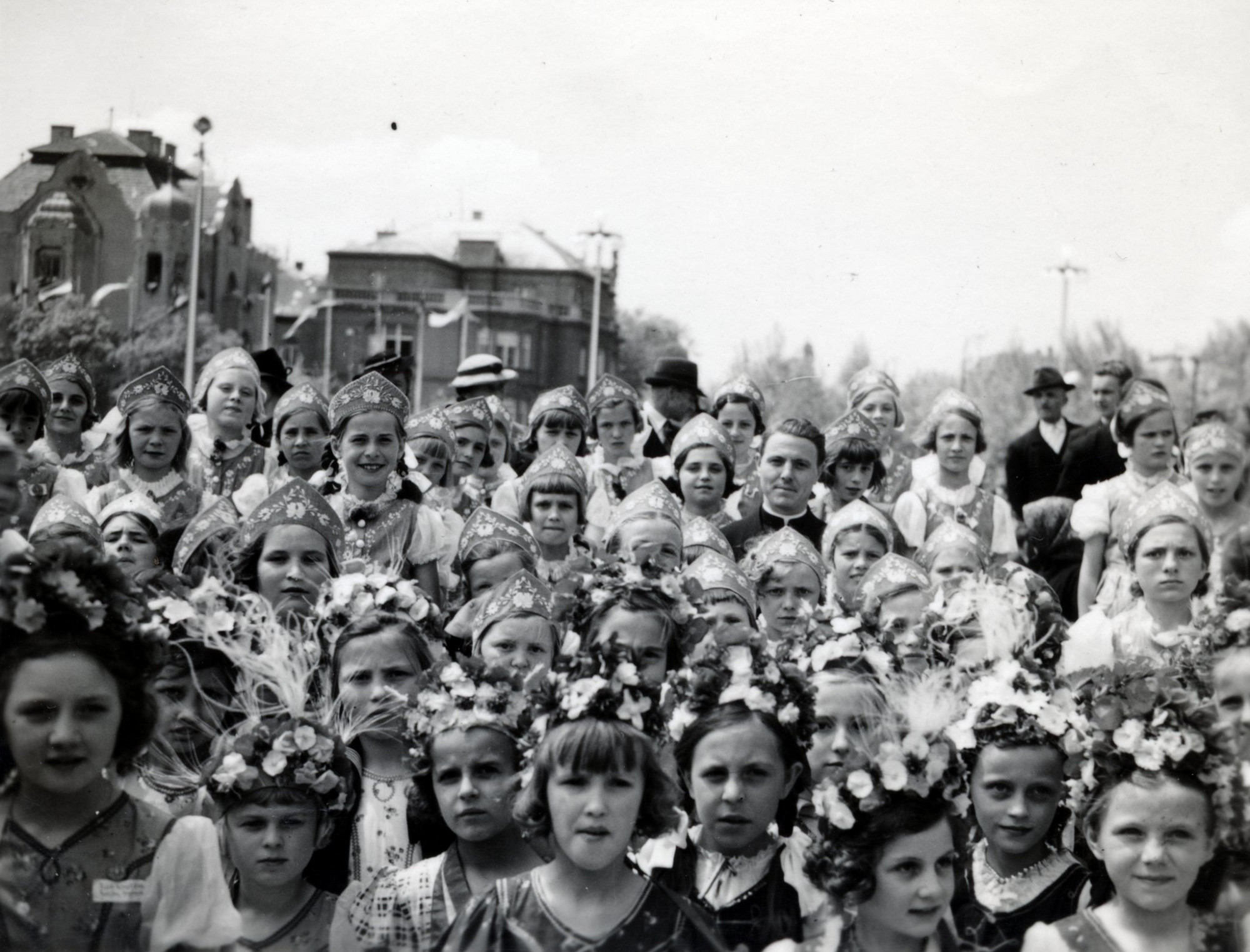 Népviseletbe öltözött lányok csoportja a Eucharisztikus Világkongresszuson, a budapesti Hősök terén 1938-ban