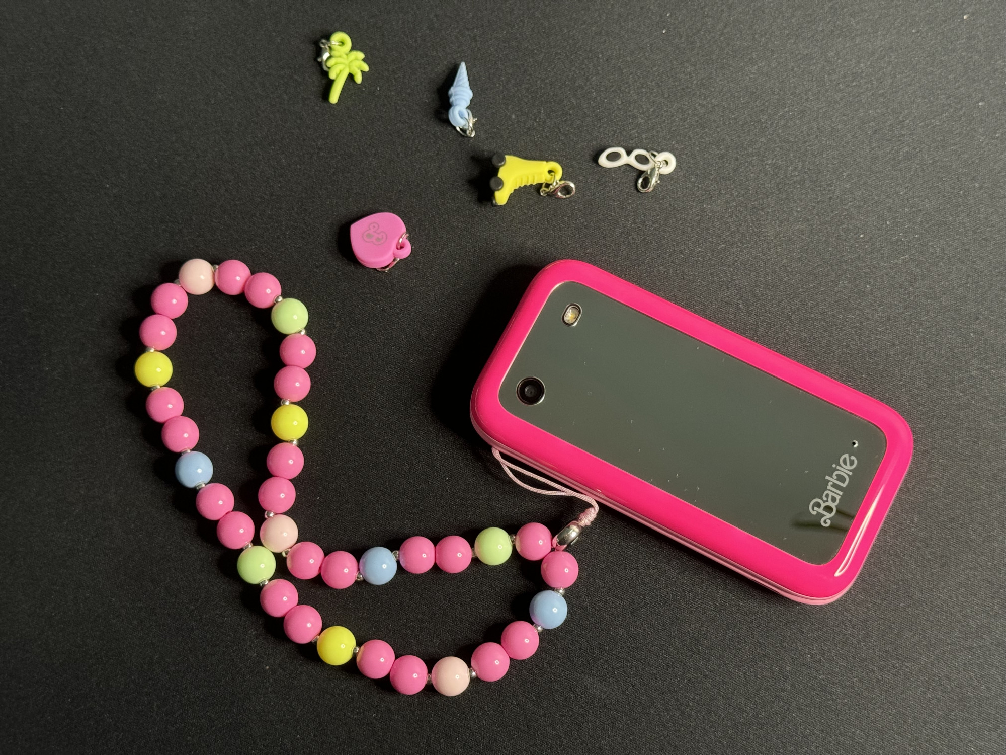 Barbie-phone és a kis charmok, amikkel még jobban cicomázhatjuk a készüléket.