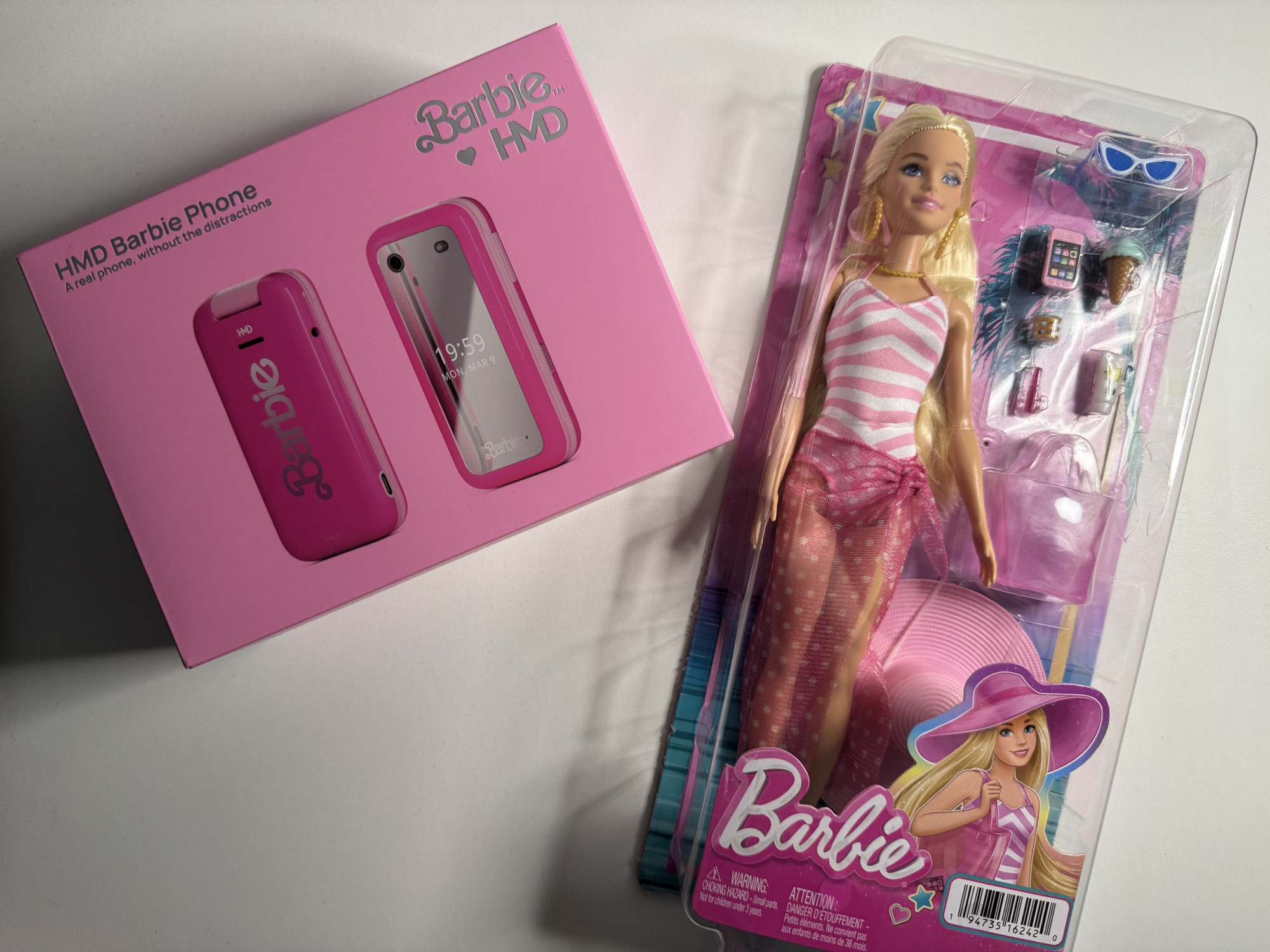 A telefont rejtő doboz és az ajándék Barbie.